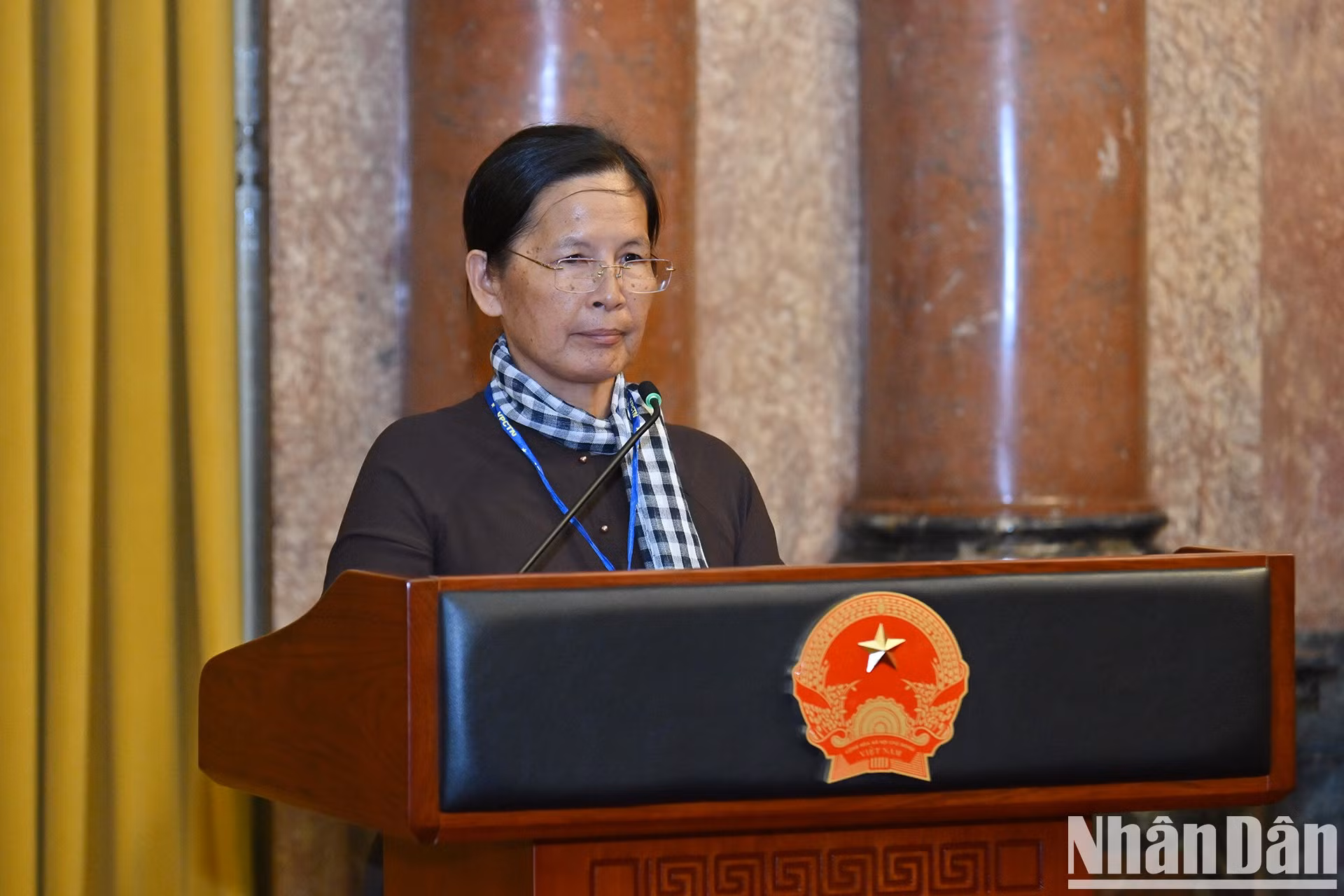 Nguyen Thi Hong y su esposo, quienes son dueño de un hogar para cuidar a 102 ancianos solos, enfermos y sin recursos, habla en el encuentro. Nguyen Thi Hong y su esposo, quienes son dueño de un hogar para cuidar a 102 ancianos solos, enfermos y sin recursos, habla en el encuentro.