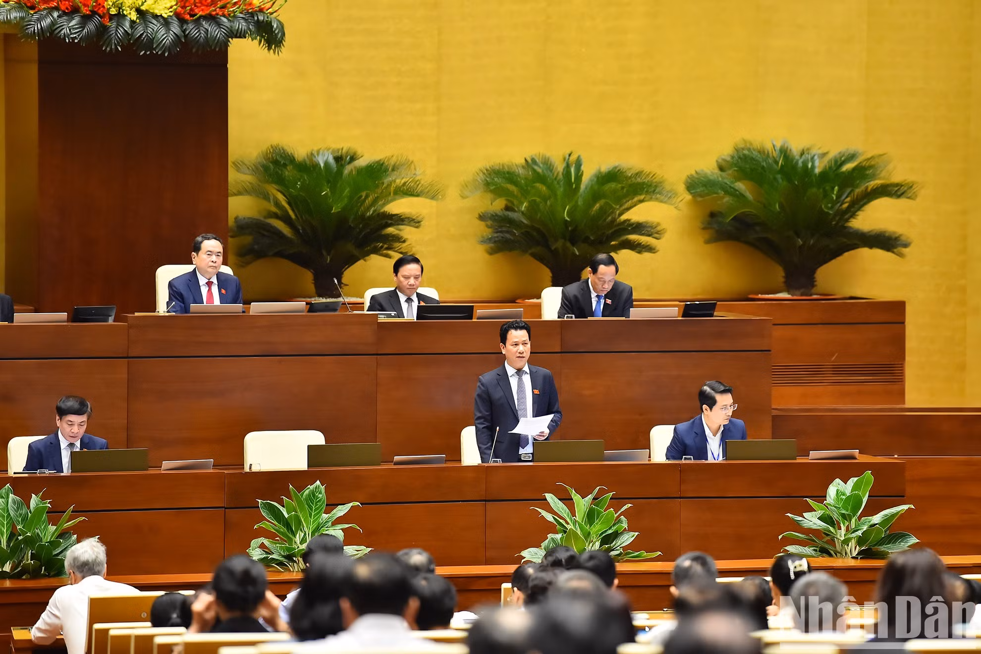 El ministro de Recursos Naturales y Medio Ambiente, Dang Quoc Khanh, responde a las preguntas.