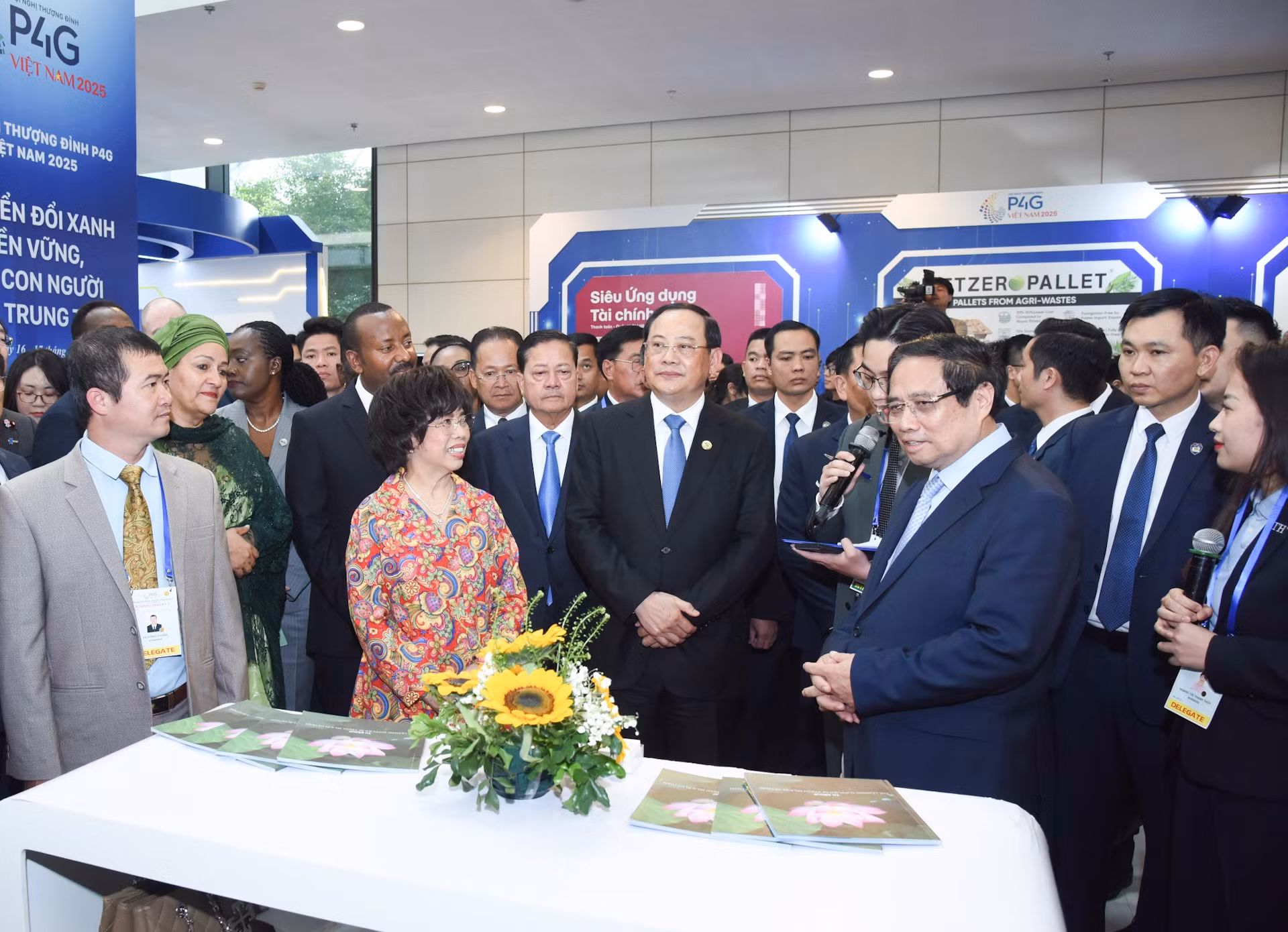 El premier vietnamita Pham Minh Chinh y los delegados visitan la exhibición.