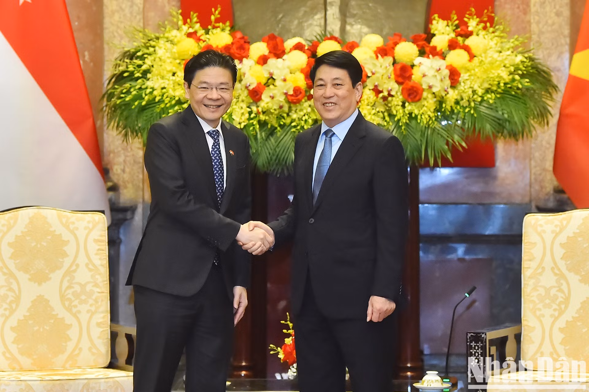 El presidente Luong Cuong saluda al primer ministro singapurense. El presidente Luong Cuong saluda al primer ministro singapurense.