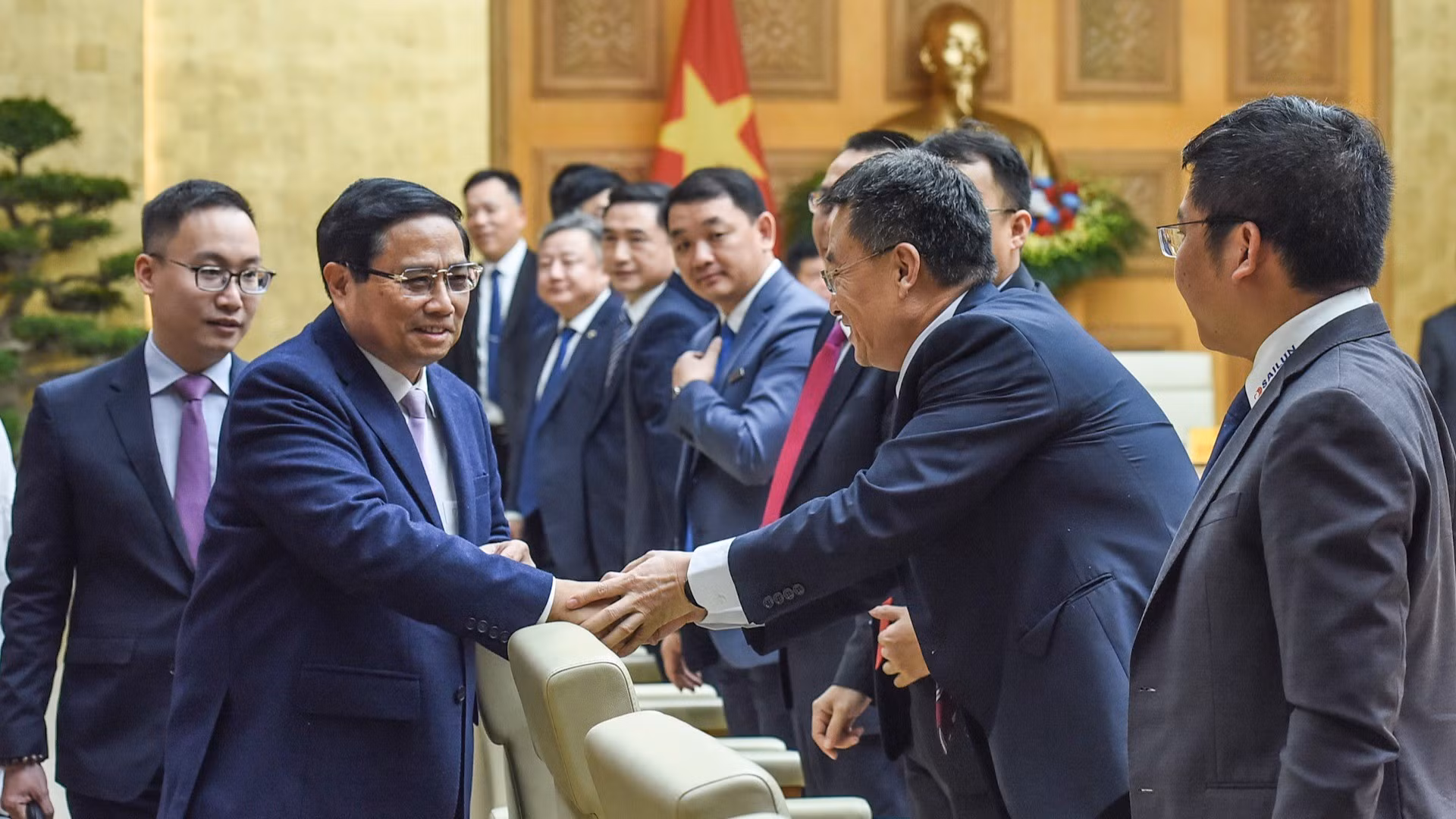 El jefe del Gobierno vietnamita saluda a representantes chinos que asisten al encuentro.