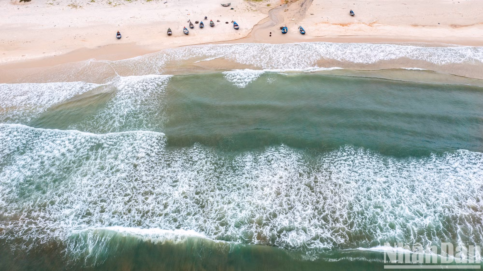 Como las playas de Cua Tung y Cua Viet, la de Vinh Thai posee un agua prístina especial en los días claros.