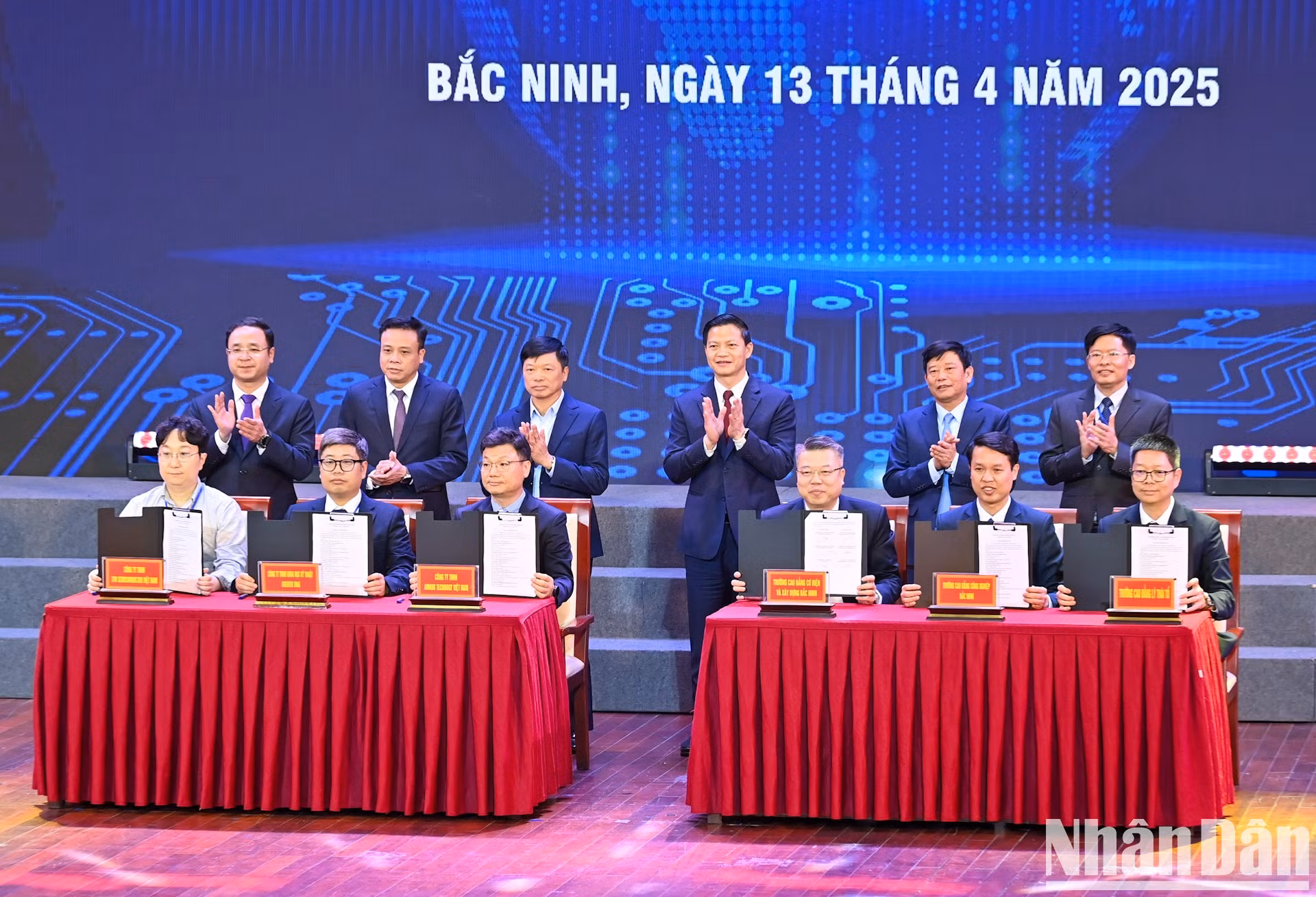 Los dirigentes de la provincia de Bac Ninh presencian la firma del acuerdo de cooperación en la formación de recursos humanos digitales entre la universidad y las empresas