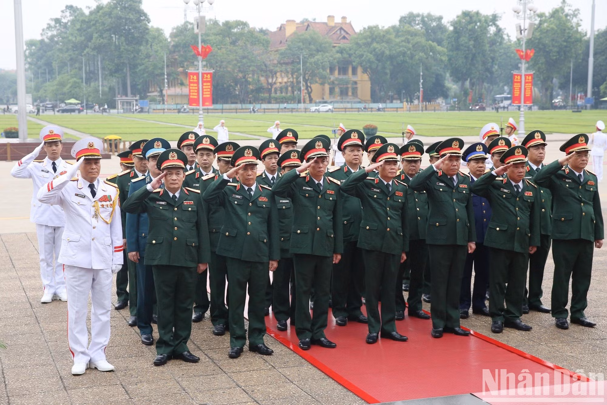 La delegación de la Comisión Militar Central y el Ministerio de Defensa.