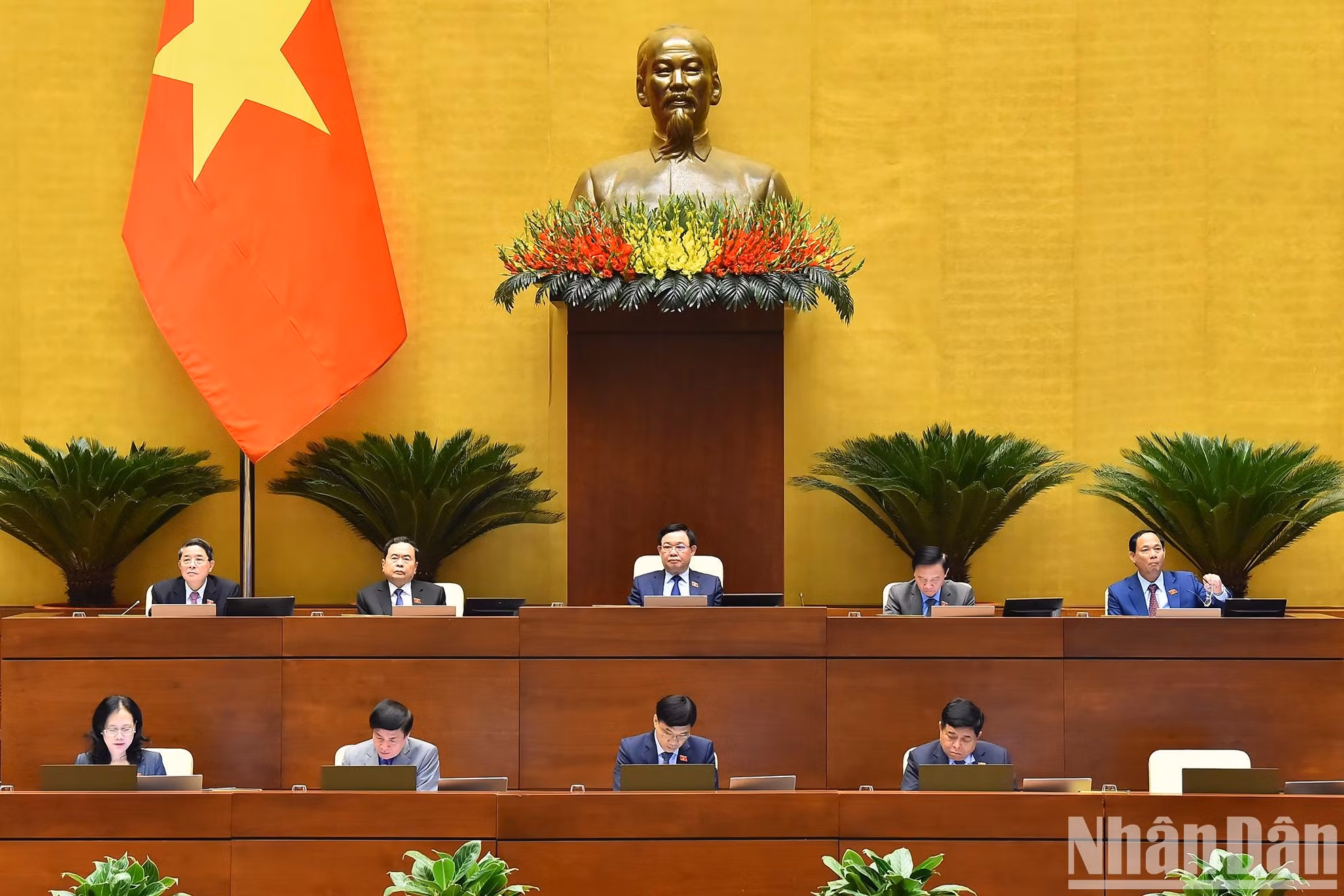El presidente del Parlamento, Vuong Dinh Hue (centro) y los subtitulares.