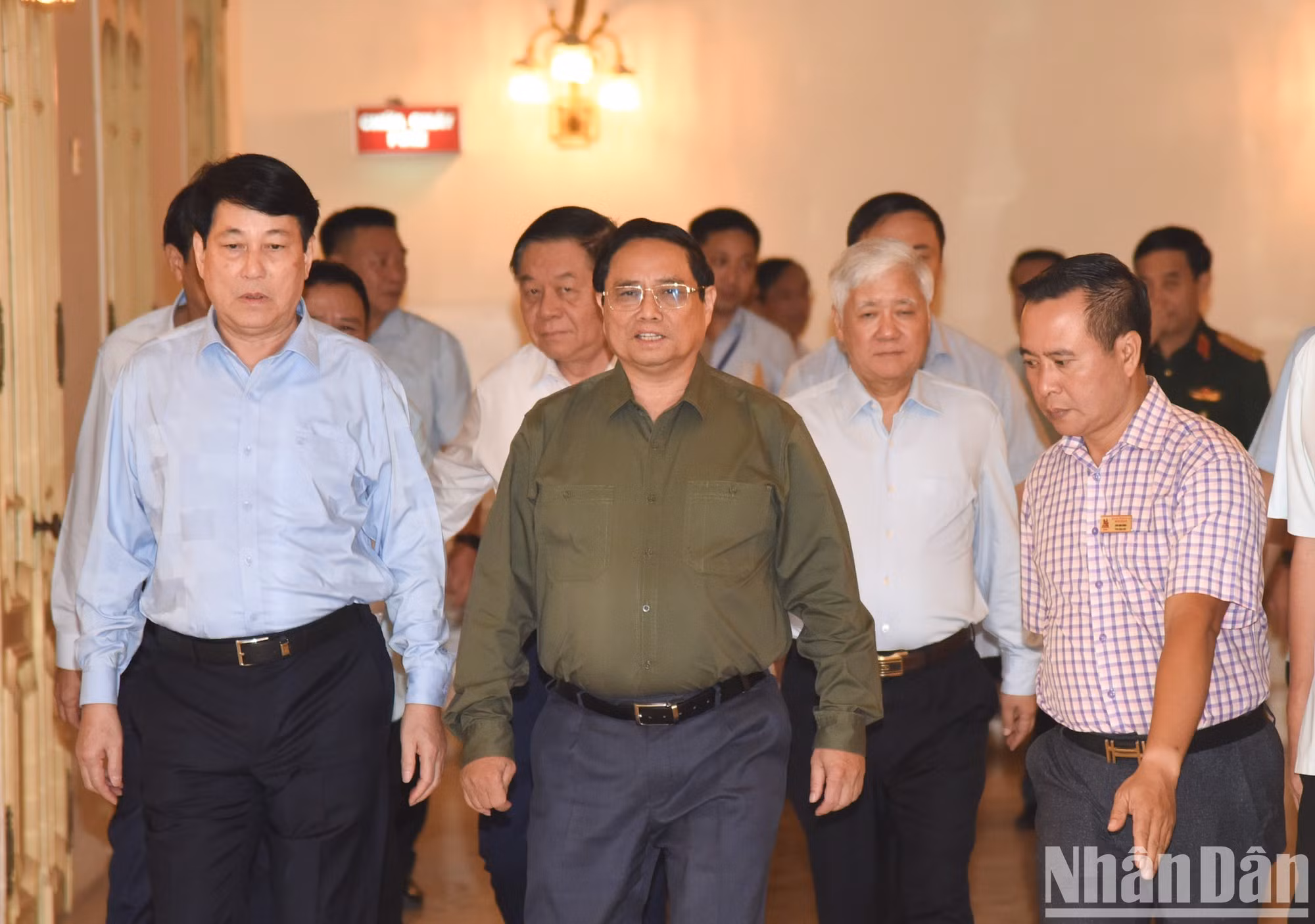 El premier vietnamita Pham Minh Chinh y dirigentes del Partido y del Estado en el evento.