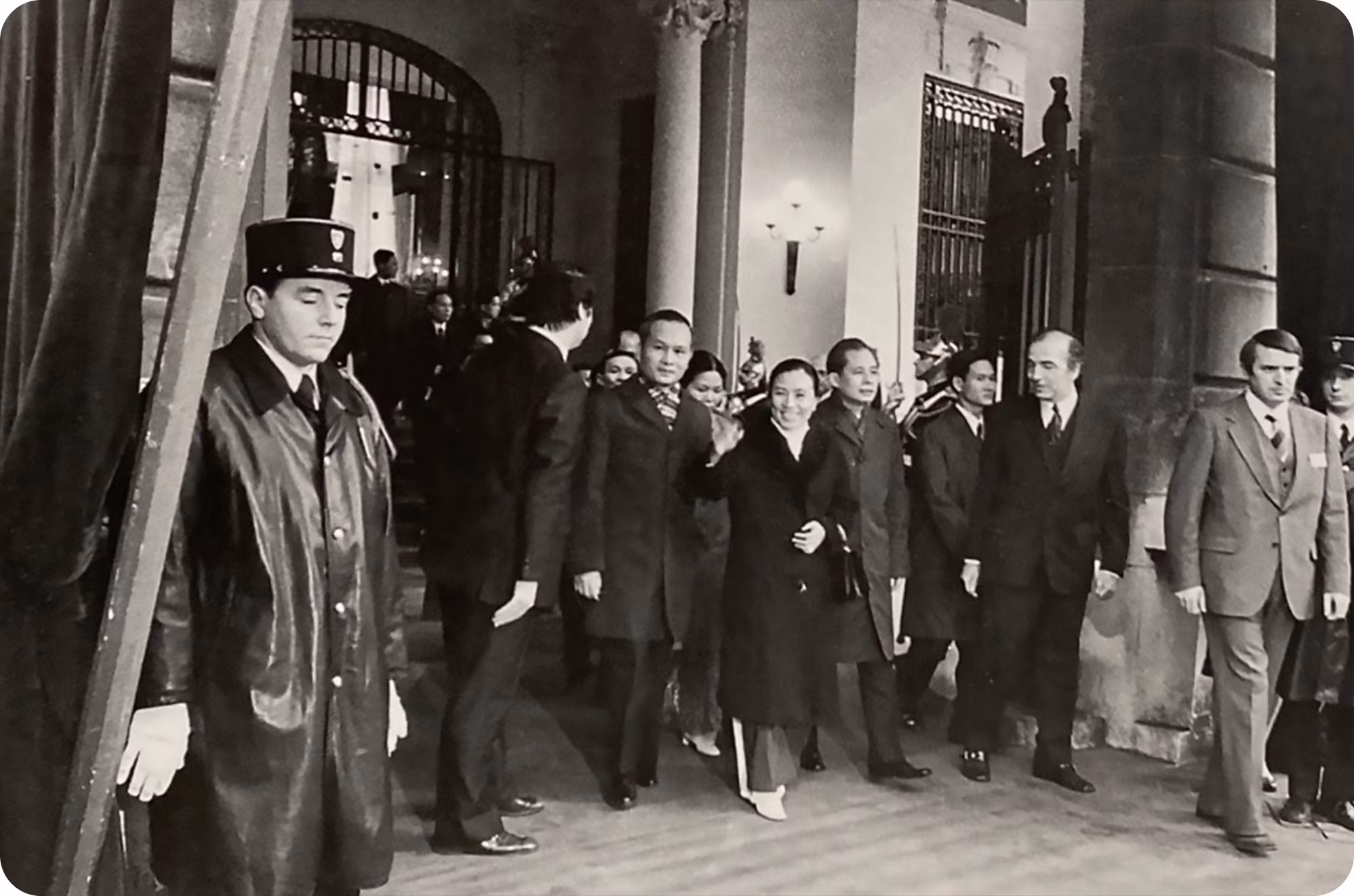 Nguyen Thi Binh, ministra de Relaciones Exteriores, jefa de la delegación negociadora del Gobierno Revolucionario Provisional de la República de Vietnam del Sur saludó a los connacionales, el pueblo francés y los periodistas antes de entrar en el Centro Internacional de Convenciones de Kléber donde se celebró la firma de los documentos históricos. Nguyen Thi Binh, ministra de Relaciones Exteriores, jefa de la delegación negociadora del Gobierno Revolucionario Provisional de la República de Vietnam del Sur saludó a los connacionales, el pueblo francés y los periodistas antes de entrar en el Centro Internacional de Convenciones de Kléber donde se celebró la firma de los documentos históricos.