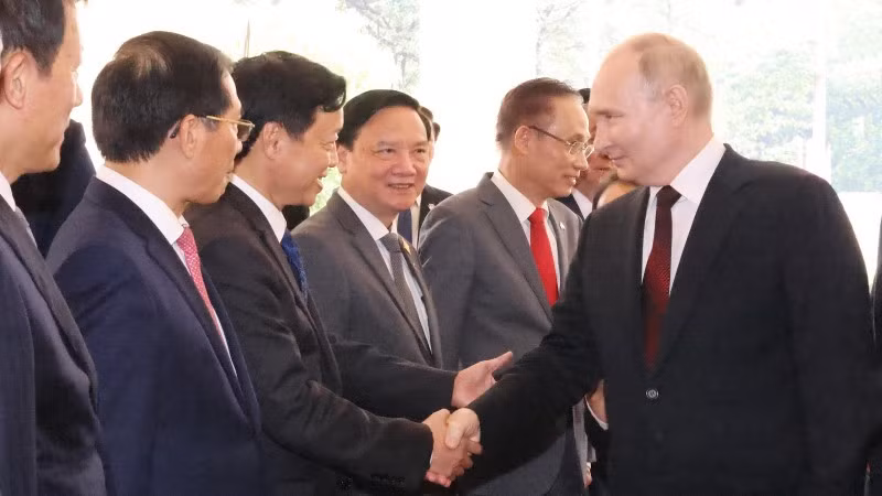 El presidente ruso y delegados vietnamitas.