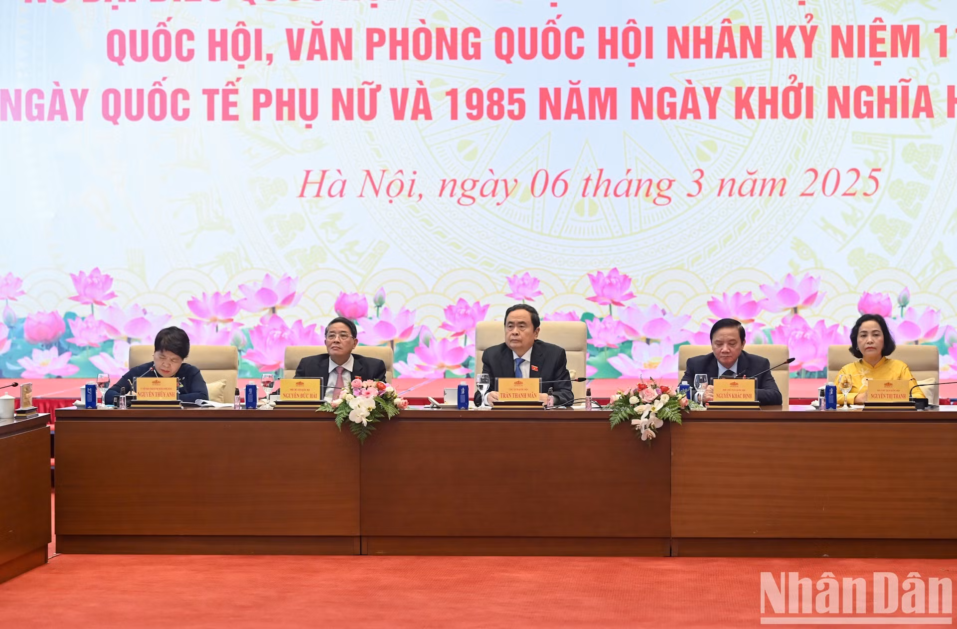 El presidente de la ANV, Tran Thanh Man (en el centro), y los subtitulares del Parlamento asisten al encuentro.