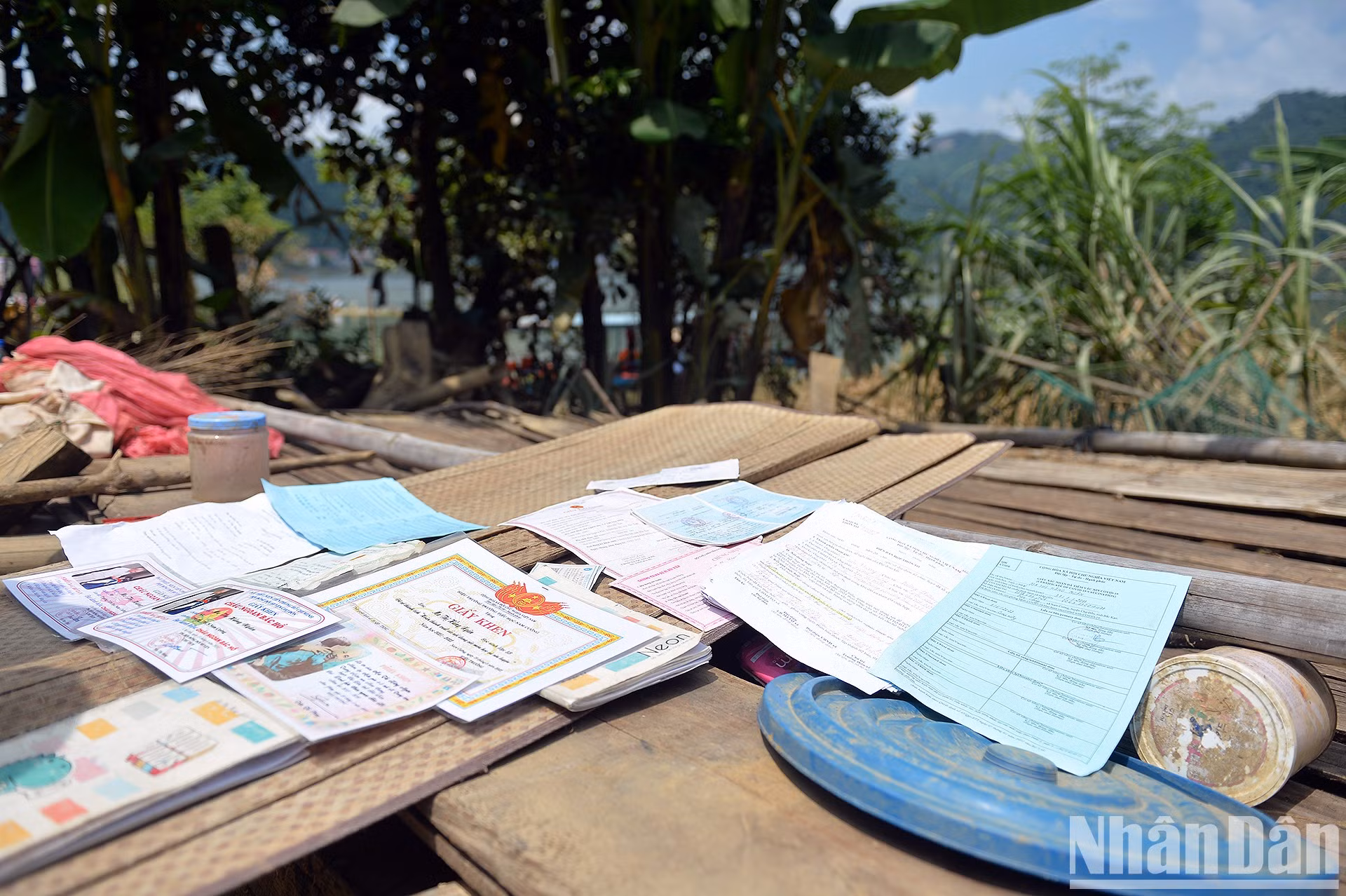 Todo el mundo en la comuna de Nam Cuong, en el distrito de Cho Don, en la provincia norteña de Bac Kan, conoce la difícil situación de la familia de Ma Thi Hang Ngan. Hang Ngan tiene un buen expediente académico, pero tras la tormenta, lo único que quedó fueron unos cuantos certificados de méritos cubiertos de barro.