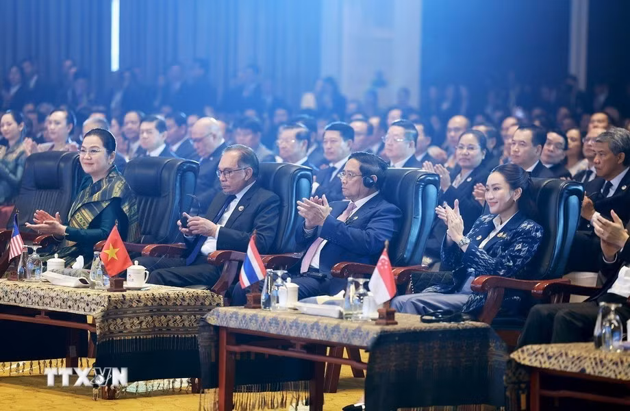 El jefe del Gobierno vietnamita Pham Minh Chinh y los jefes de delegación asisten a la sesión inaugural de la 44 Cumbre de la Asean. El jefe del Gobierno vietnamita Pham Minh Chinh y los jefes de delegación asisten a la sesión inaugural de la 44 Cumbre de la Asean.