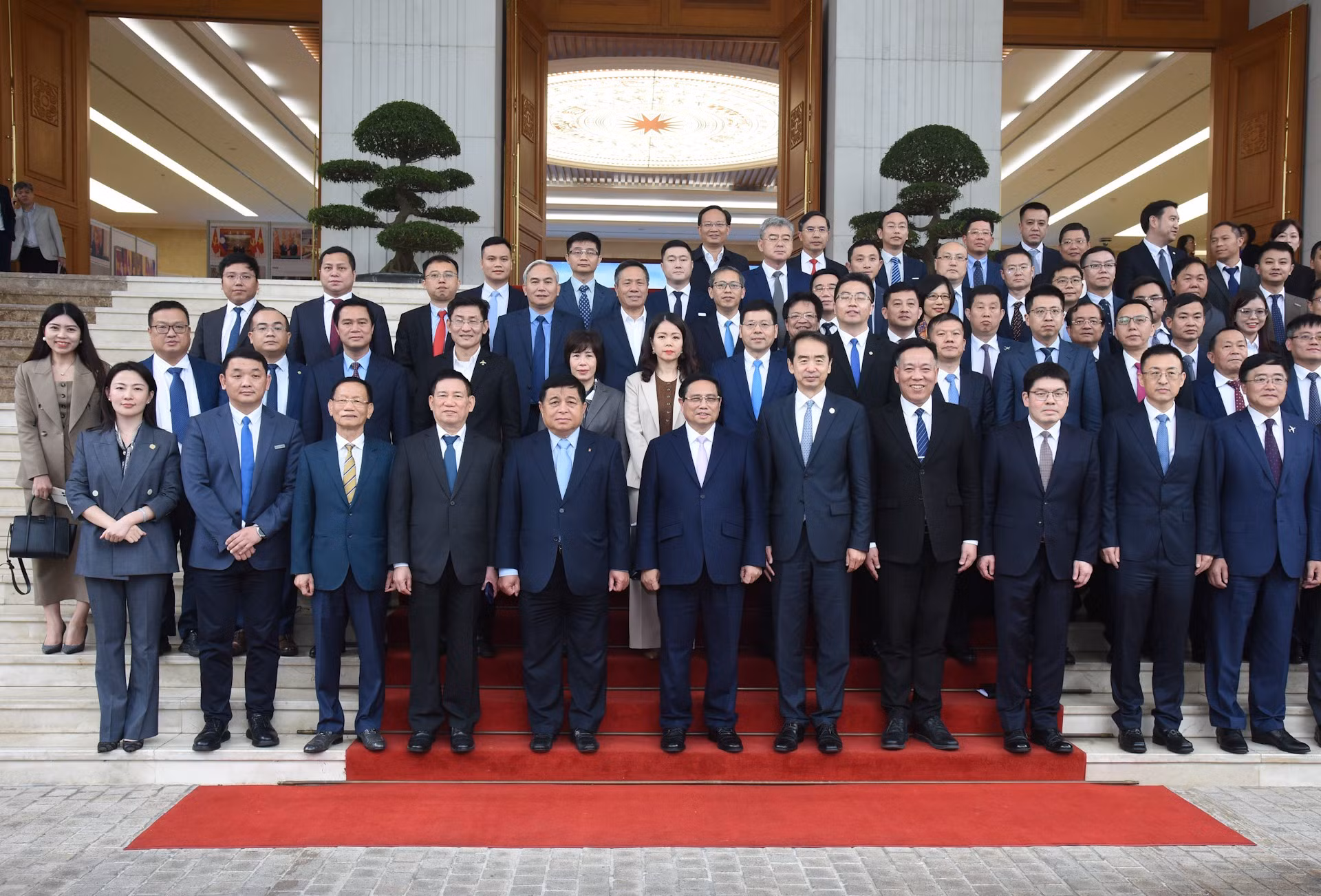 El primer ministro vietnamita Pham Minh Chinh y representantes de las empresas vietnamitas y chinas que asisten al evento.