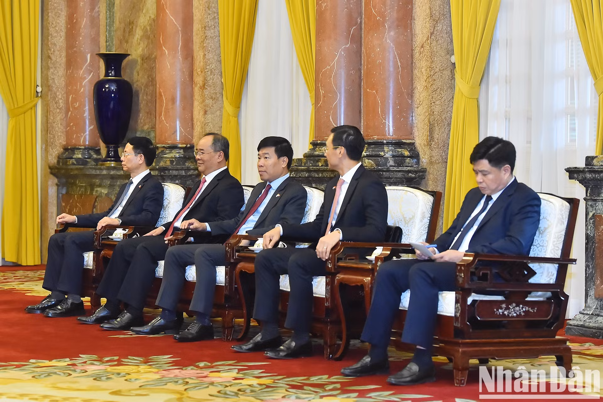 Funcionarios vietnamitas acuden a la reunión. Funcionarios vietnamitas acuden a la reunión.