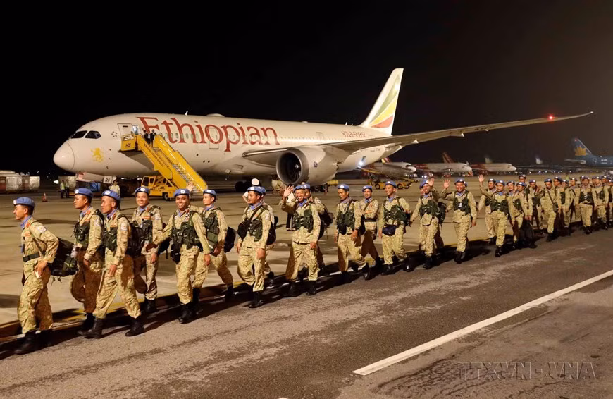 El primer equipo de ingenieros militares de Vietnam llega al Aeropuerto Internacional de Noi Bai, en Hanói, después de completar la misión en la Fuerza Provisional de Seguridad de las Naciones Unidas para Abyei (UNISFA). (Foto: VNA)