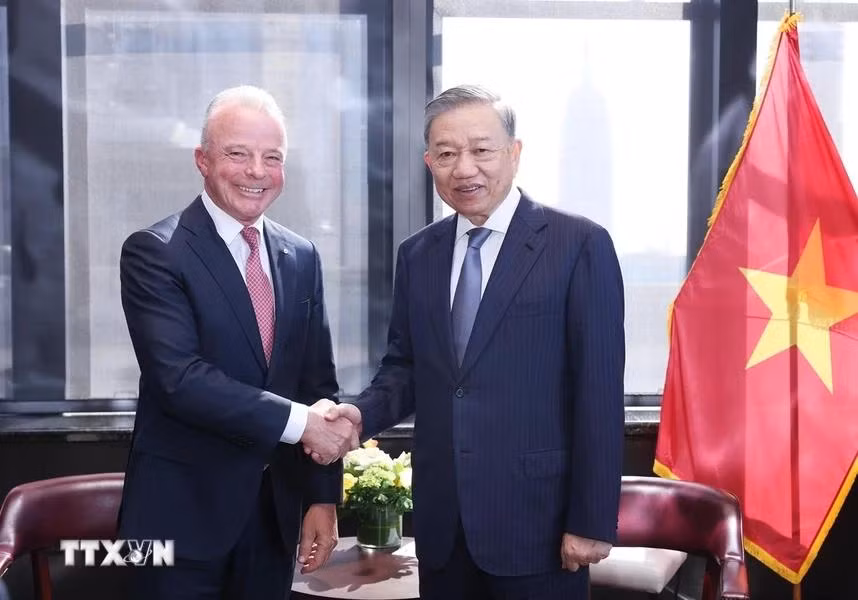 El máximo dirigente del país indochino, To Lam (a la derecha), y el presidente de Boeing Global, Brendan Nelson. (Fuente: VNA) 