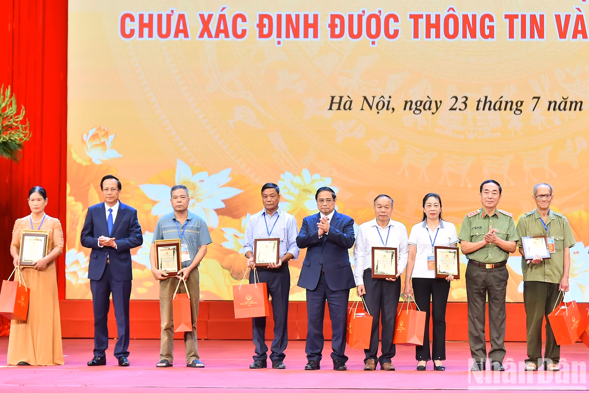 El premier Pham Minh Chinh entrega resultados de la evaluación de ADN a representantes de familias de mártires.