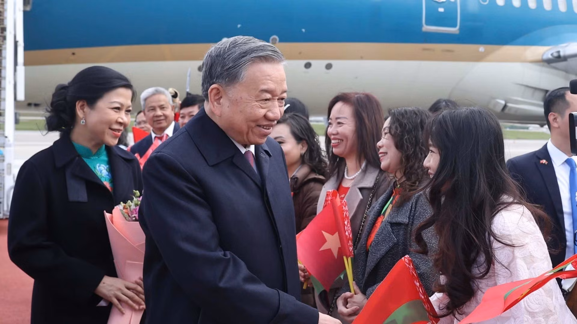 Vietnamitas residentes en Bielorrusia reciben al secretario general y su cónyuge en el aeropuerto de Minsk.