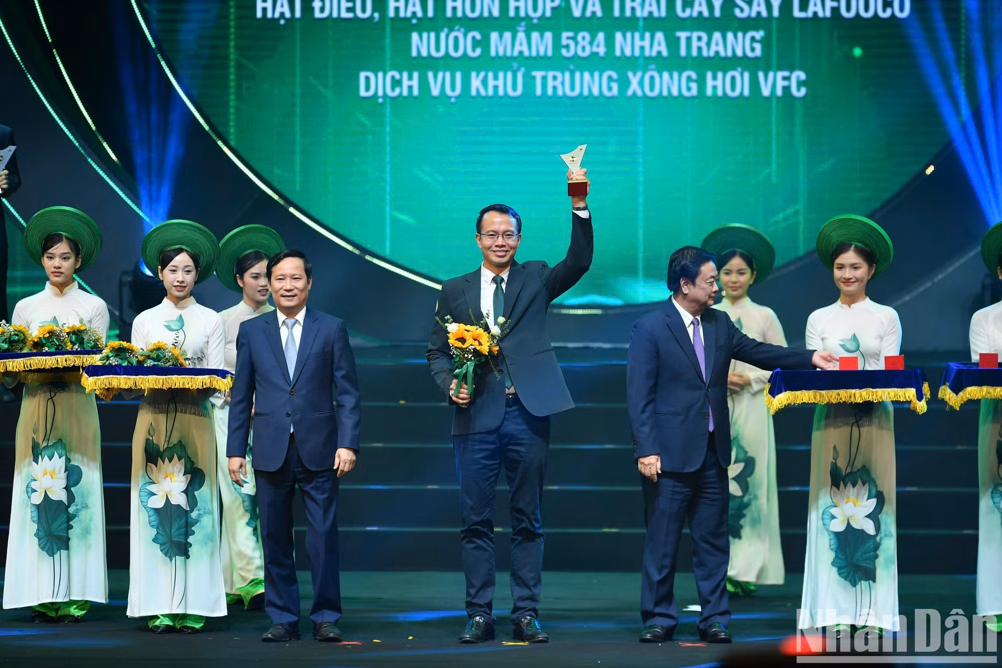 El ministro de Agricultura y Desarrollo Rural, Le Minh Hoan (D), entregan el logotipo a representantes de empresas. El ministro de Agricultura y Desarrollo Rural, Le Minh Hoan (D), entregan el logotipo a representantes de empresas.