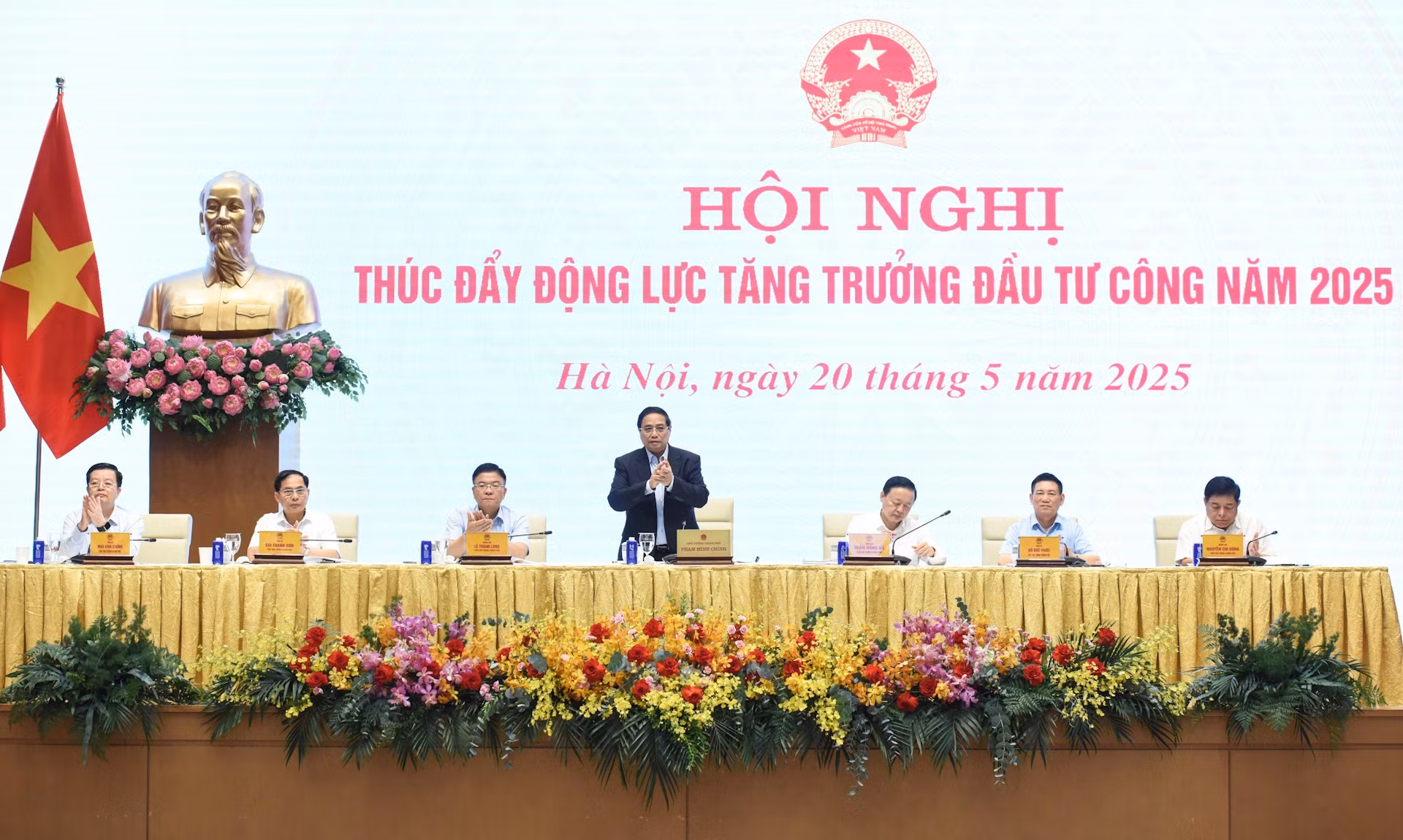 El primer ministro de Vietnam, Pham Minh Chinh, (de pie) acude a la conferencia. El primer ministro de Vietnam, Pham Minh Chinh, (de pie) acude a la conferencia.