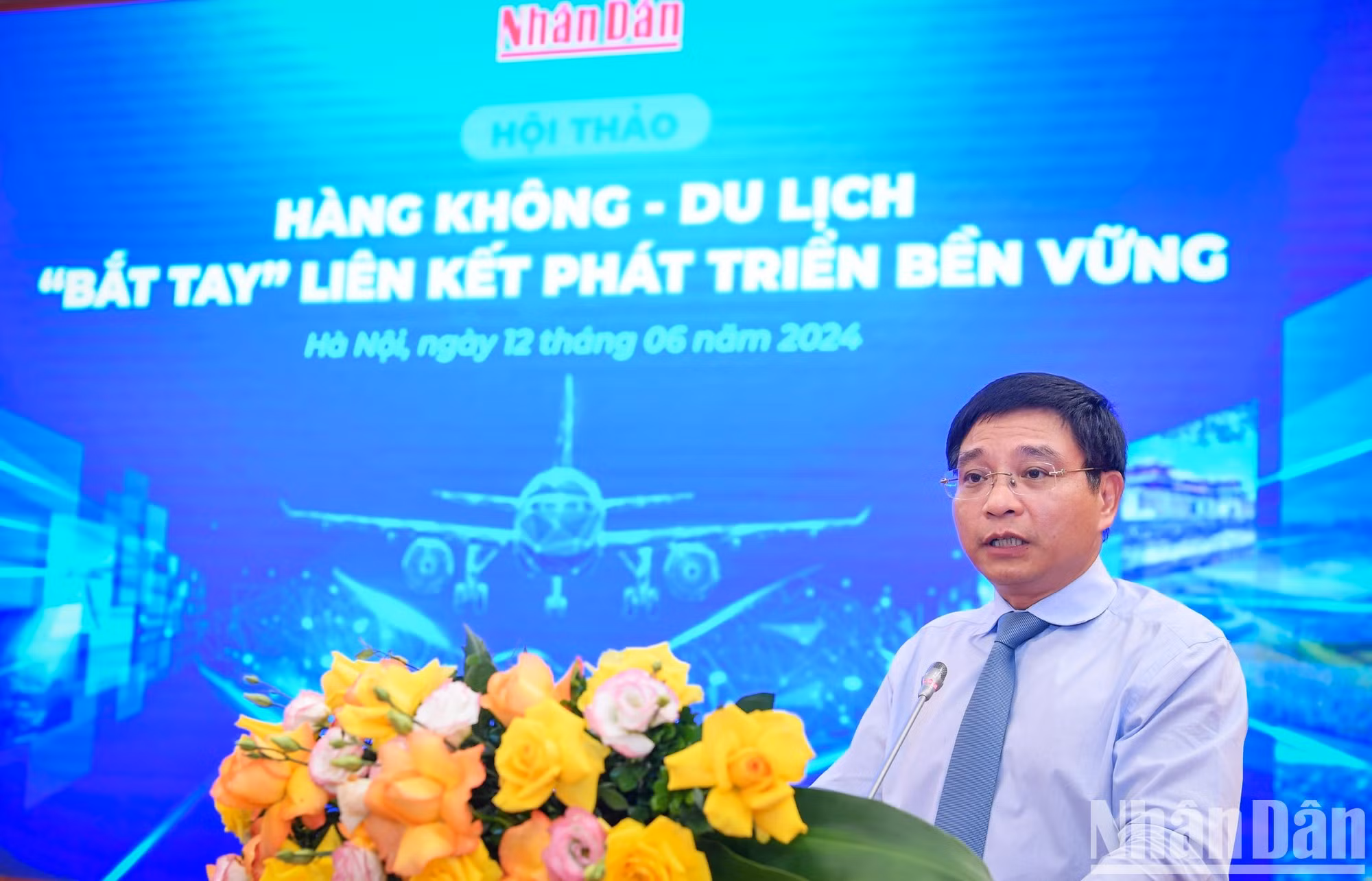 Al pronunciar el discurso de apertura, el ministro de Transporte de Vietnam, Nguyen Van Thang, resalta la importancia del evento que reunió a funcionarios gubernamentales, empresas y agencias de viajes para intercambiar información y opiniones sobre el fomento del vínculo entre la aviación y el turismo. Afirma que ello contribuiría a mejorar la eficiencia de ambos sectores y a promover un desarrollo sostenible a largo plazo. Al pronunciar el discurso de apertura, el ministro de Transporte de Vietnam, Nguyen Van Thang, resalta la importancia del evento que reunió a funcionarios gubernamentales, empresas y agencias de viajes para intercambiar información y opiniones sobre el fomento del vínculo entre la aviación y el turismo. Afirma que ello contribuiría a mejorar la eficiencia de ambos sectores y a promover un desarrollo sostenible a largo plazo.