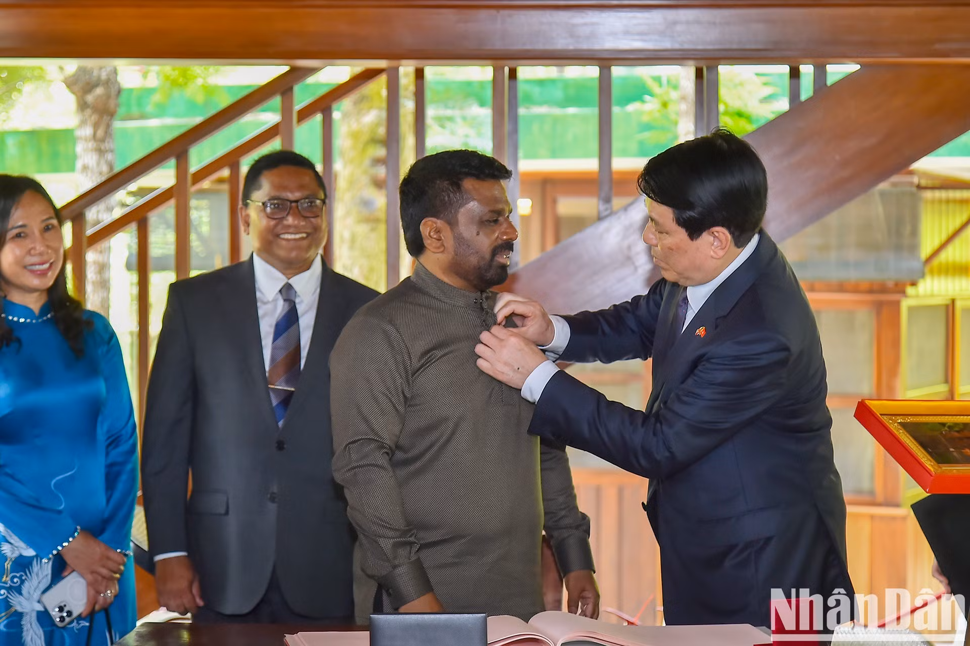 El Presidente de Vietnam, Luong Cuong, entrega la insignia del Presidente Ho Chi Minh a su par esrilanqués, Anura Kumara Dissanayaka. El Presidente de Vietnam, Luong Cuong, entrega la insignia del Presidente Ho Chi Minh a su par esrilanqués, Anura Kumara Dissanayaka.