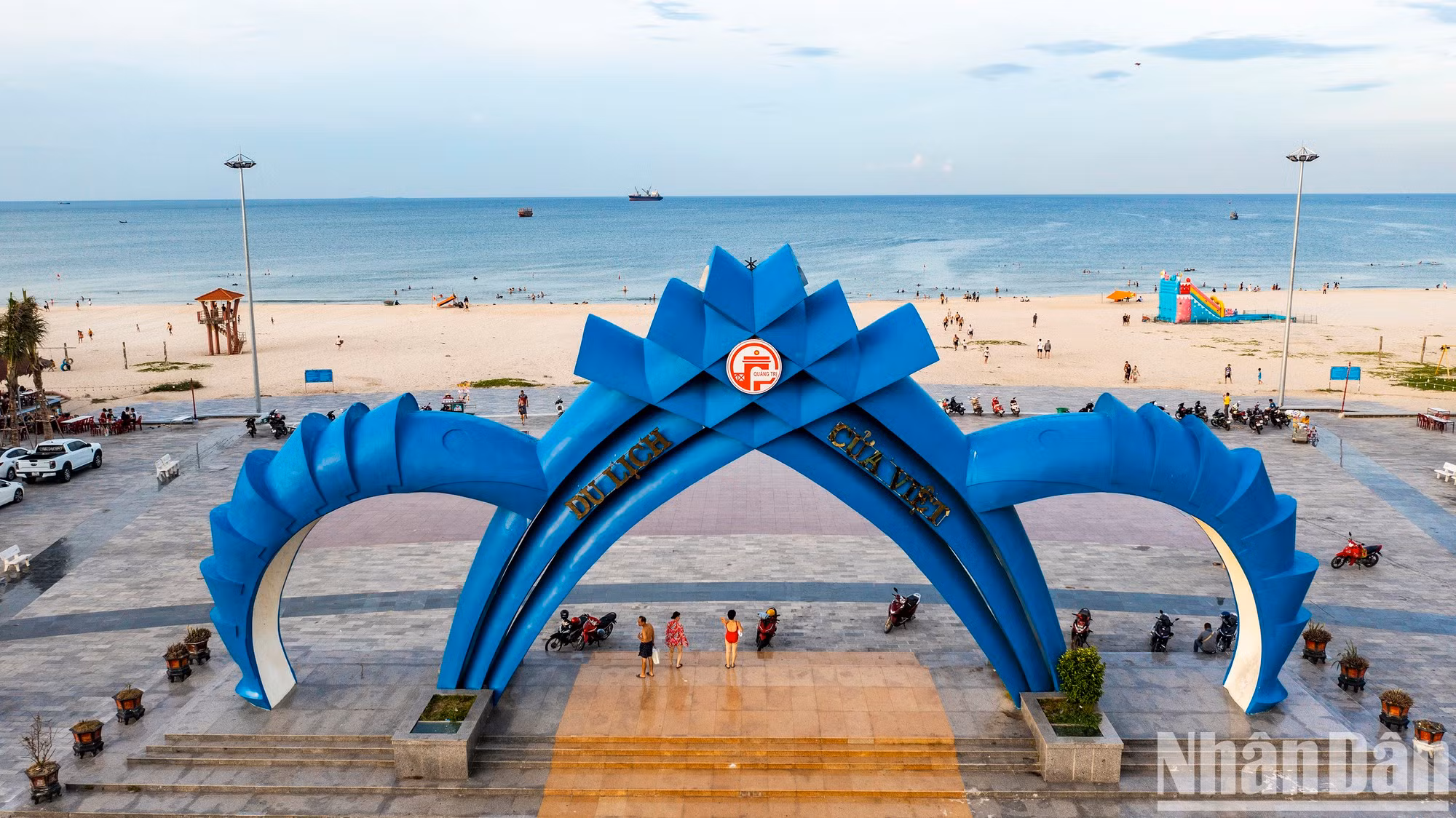 En la playa de Cua Viet, los turistas ven el azul del agua clara mezclado con el de las nubes y el cielo. .