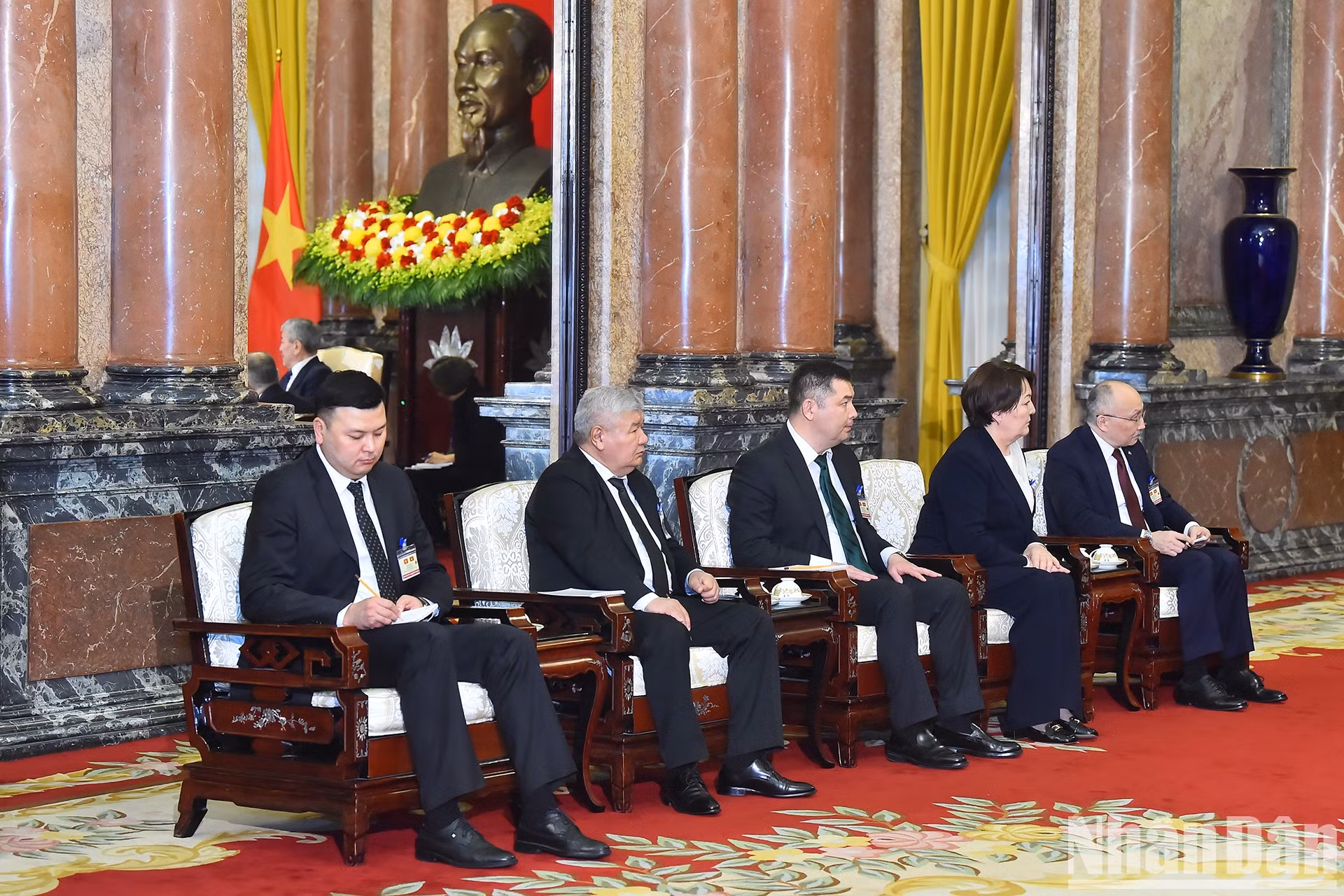 La delegación de Kirguistán acude a la cita.