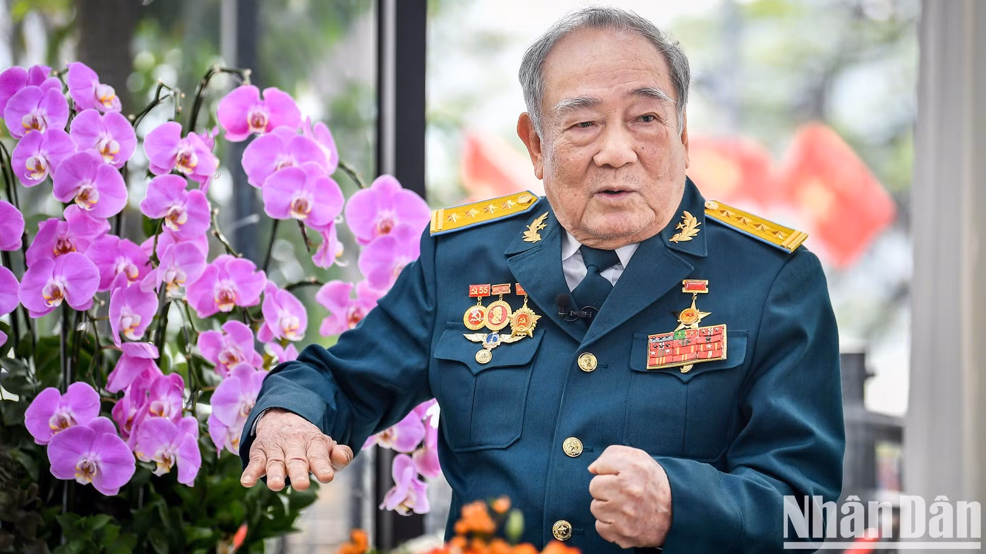 El capitán Han Van Quang, héroe de las Fuerzas Armadas Populares, comparte momentos inolvidables. El capitán Han Van Quang, héroe de las Fuerzas Armadas Populares, comparte momentos inolvidables.