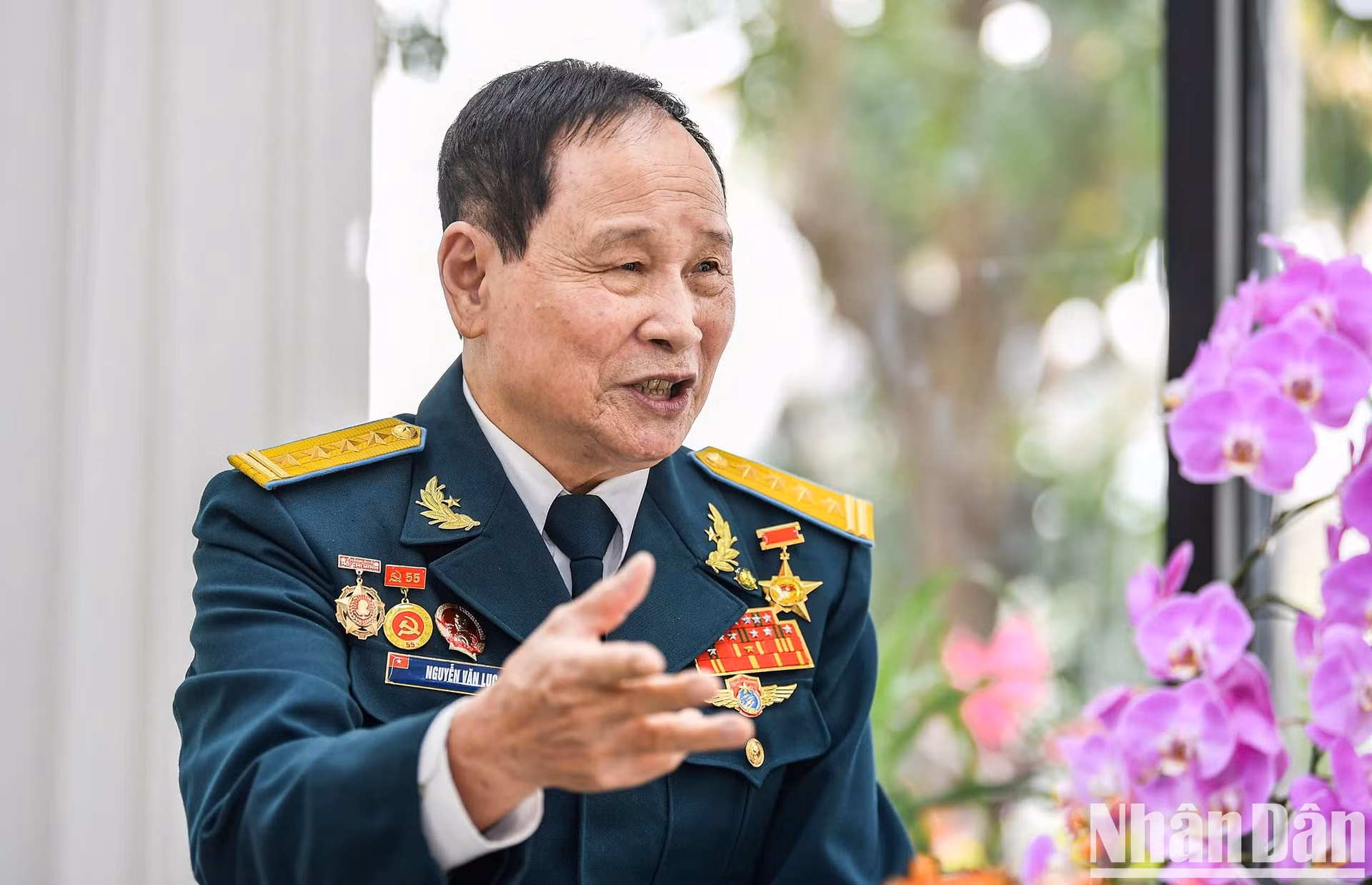 El capitán Nguyen Van Luc, héroe de las Fuerzas Armadas Populares, habla de la fecha en la que recibió la misión de atacar el aeropuerto de Tan Son Nhat el 28 de abril de 1975. El capitán Nguyen Van Luc, héroe de las Fuerzas Armadas Populares, habla de la fecha en la que recibió la misión de atacar el aeropuerto de Tan Son Nhat el 28 de abril de 1975.
