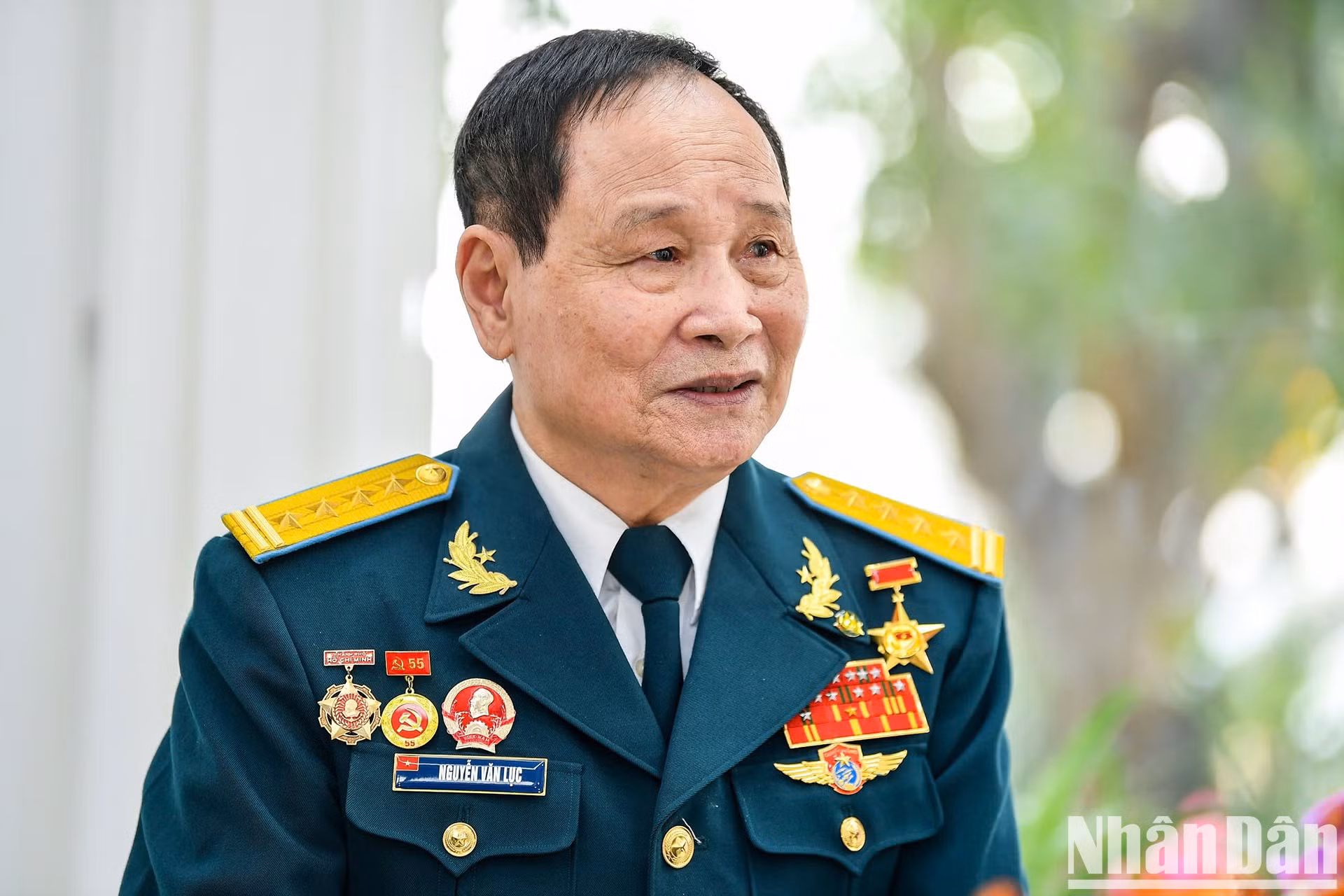 El capitán Nguyen Van Luc, héroe de las Fuerzas Armadas Populares, jefe del Equipo de Quyet Thang. El capitán Nguyen Van Luc, héroe de las Fuerzas Armadas Populares, jefe del Equipo de Quyet Thang.