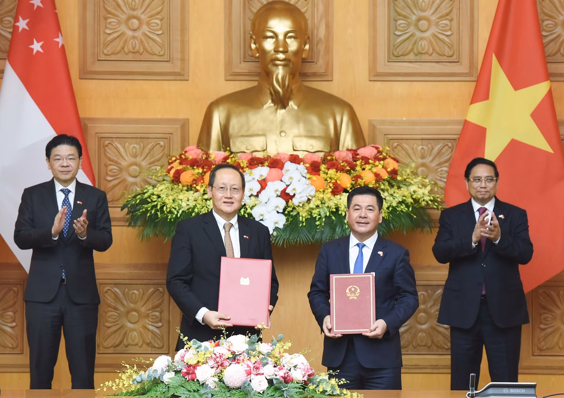 La firma de la carta de intención sobre el fortalecimiento de la cooperación en el comercio transfronterizo hacia la red eléctrica de la Asean entre los Ministerios de Industria y Comercio de los dos países.