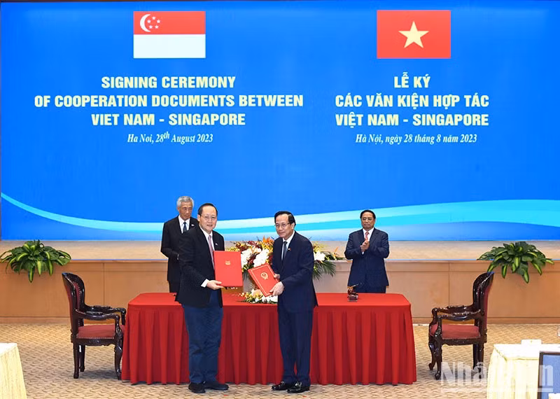 Firma de un documento de cooperación en el campo de las habilidades y el desarrollo laboral entre los titulares del Ministerio de Trabajo, Inválidos de Guerra y Asuntos Sociales de Vietnam y del Ministerio de Mano de Obra de Singapur.
