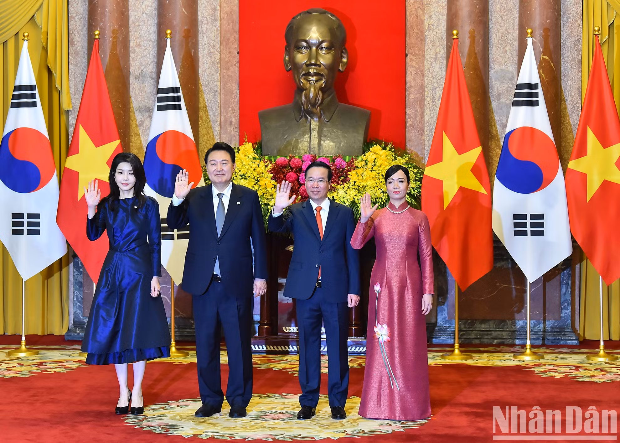 El presidente vietnamita y su homólogo surcoreano, junto con sus cónyuges.