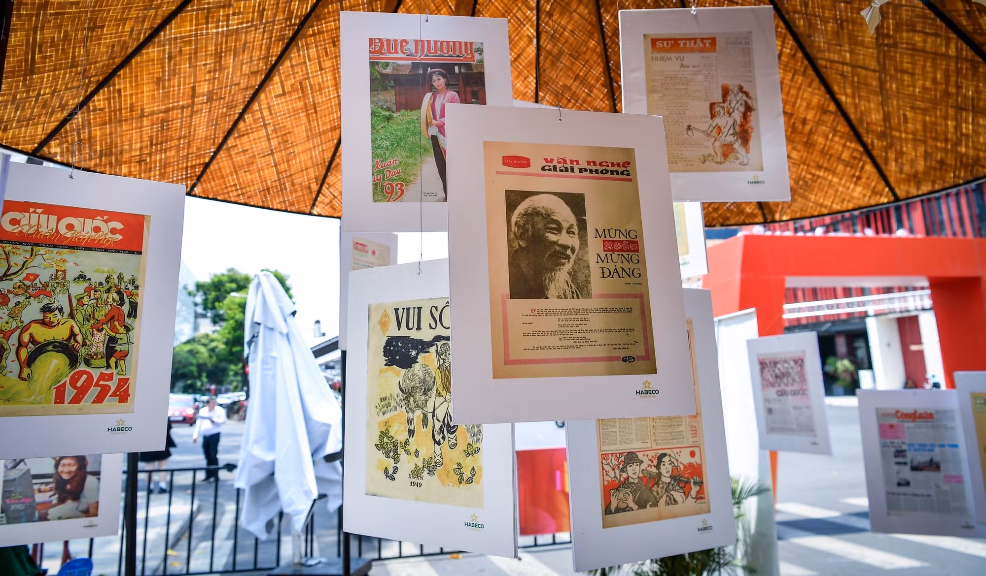 La colección de las portadas de las ediciones publicadas en ocasión del Año Nuevo Lunar, las cuales fueron seleccionadas entre miles de publicaciones archivadas por el Museo de la Prensa de Vietnam. La colección de las portadas de las ediciones publicadas en ocasión del Año Nuevo Lunar, las cuales fueron seleccionadas entre miles de publicaciones archivadas por el Museo de la Prensa de Vietnam.