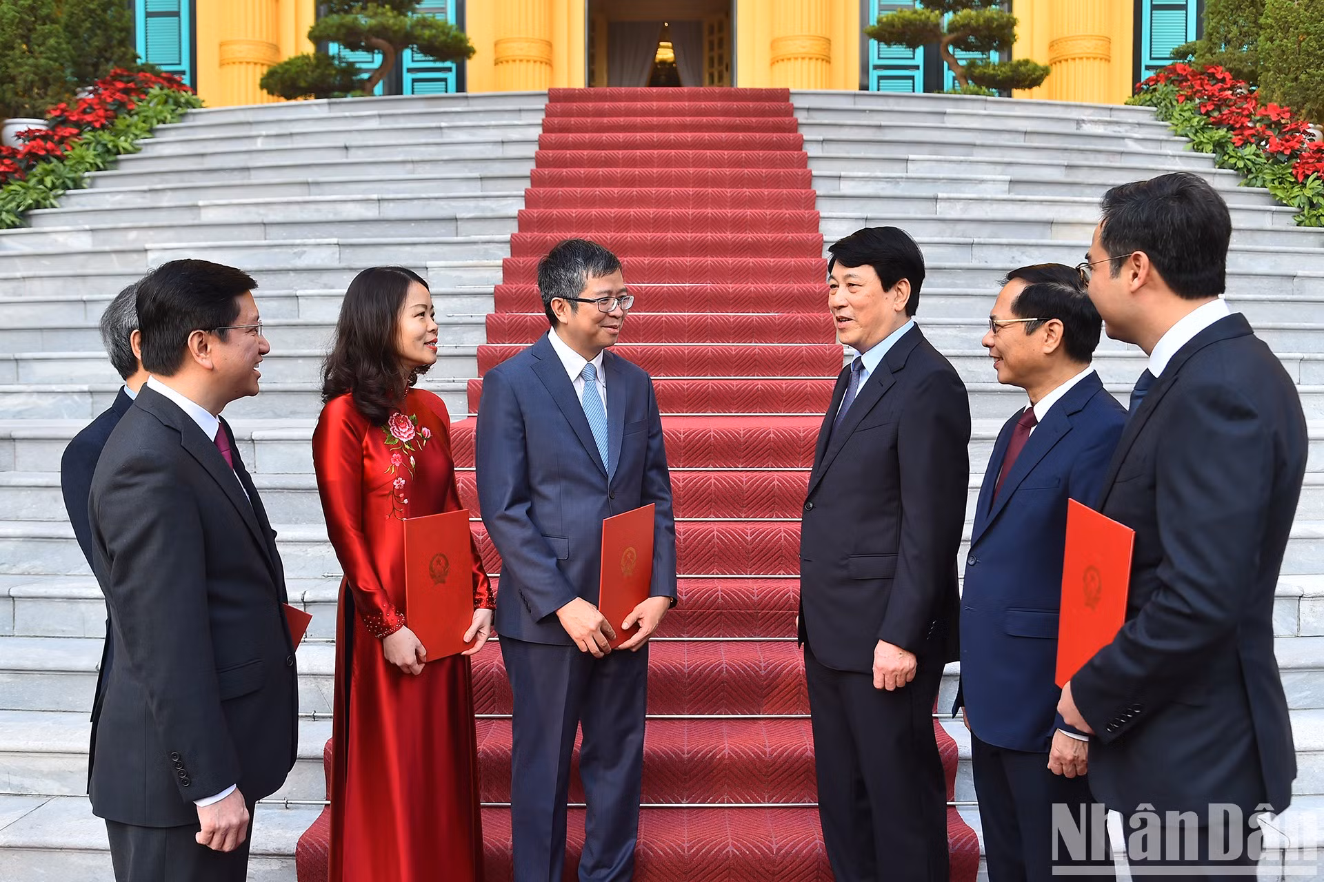 El presidente del país Luong Cuong intercambia con los delegados.