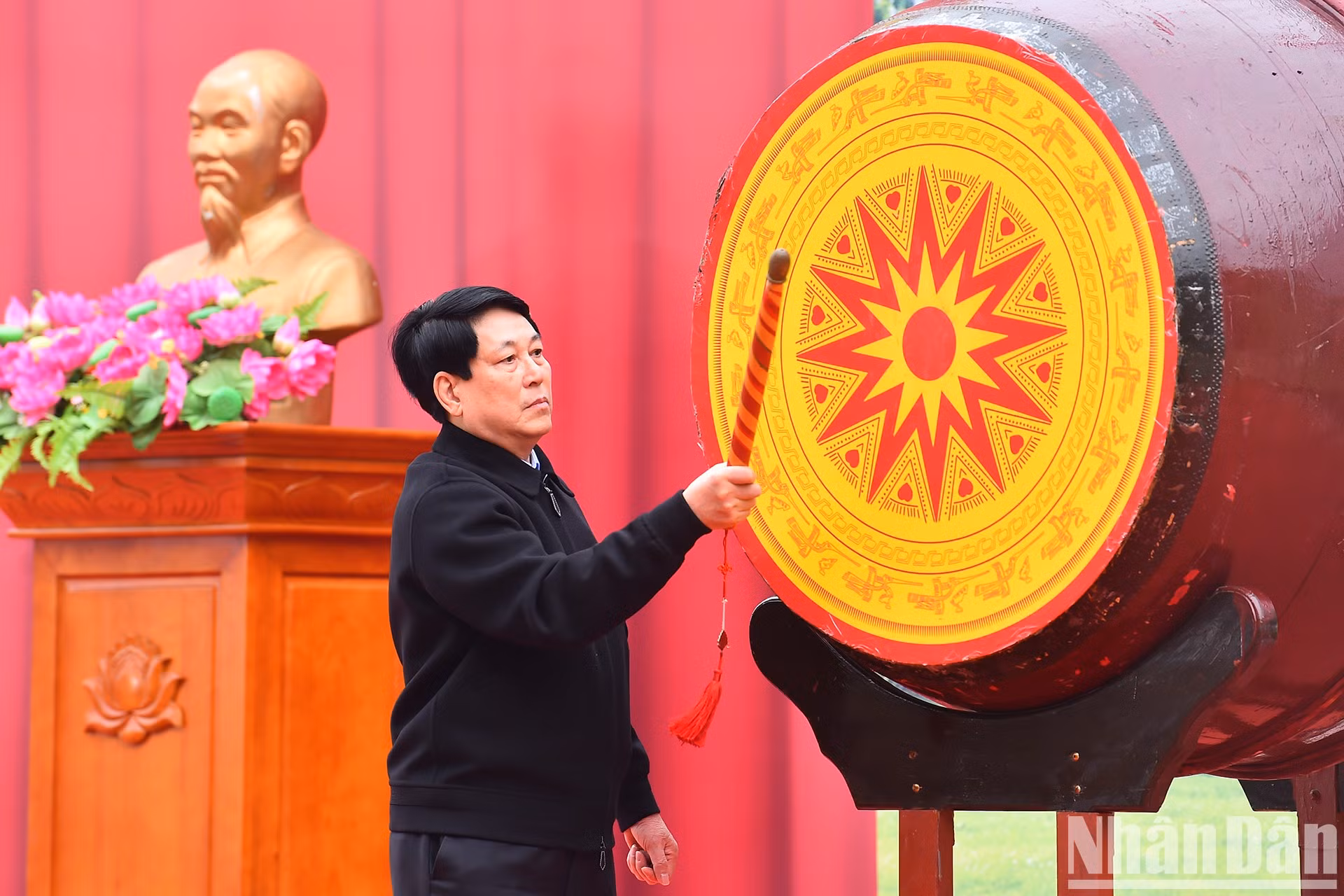 El presidente del país Luong Cuong toca el tambor para dar inicio al festival de plantación de árboles. El presidente del país Luong Cuong toca el tambor para dar inicio al festival de plantación de árboles.