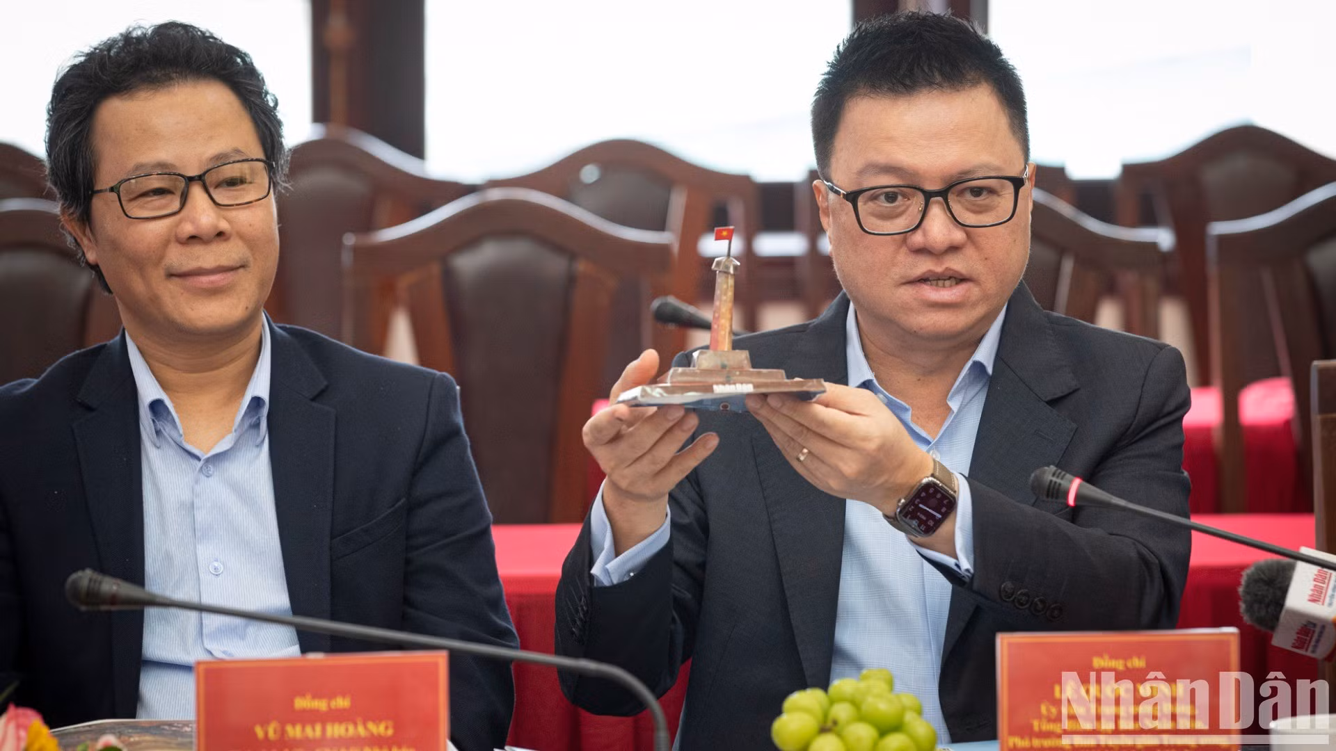 El presidente-editor de Nhan Dan, Le Quoc Minh, presenta sus productos creativos.