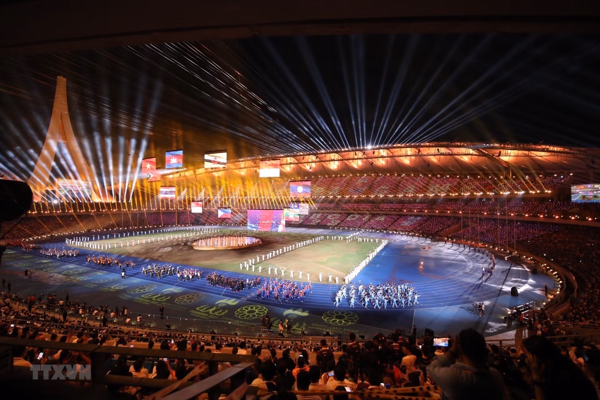 El estadio Morodok Techo brilla en la ceremonia de clausura de SEA Games 32. El estadio Morodok Techo brilla en la ceremonia de clausura de SEA Games 32.
