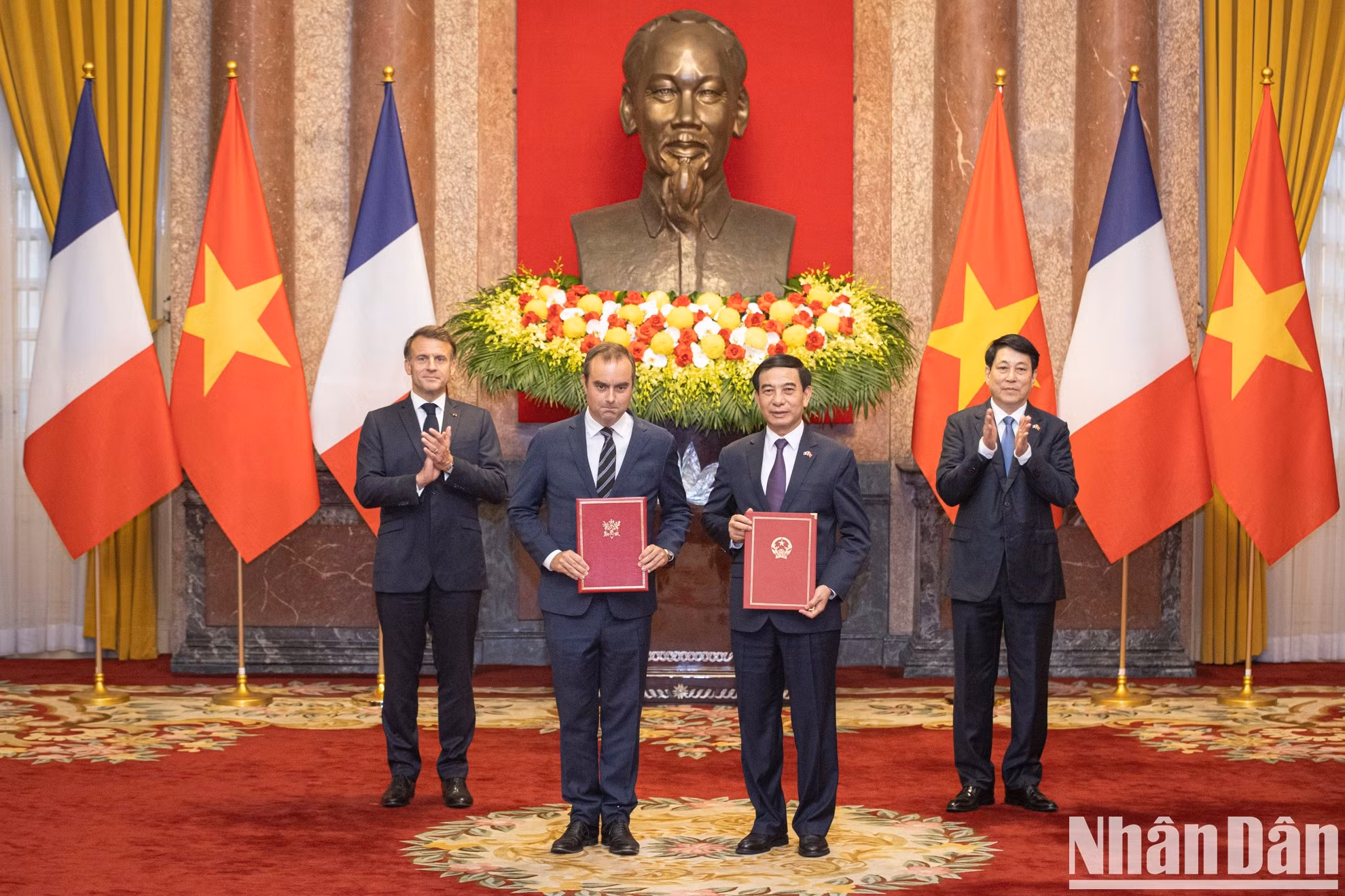 [Foto] Presidentes de Vietnam y Francia presencian firma de acuerdos de cooperación ảnh 1