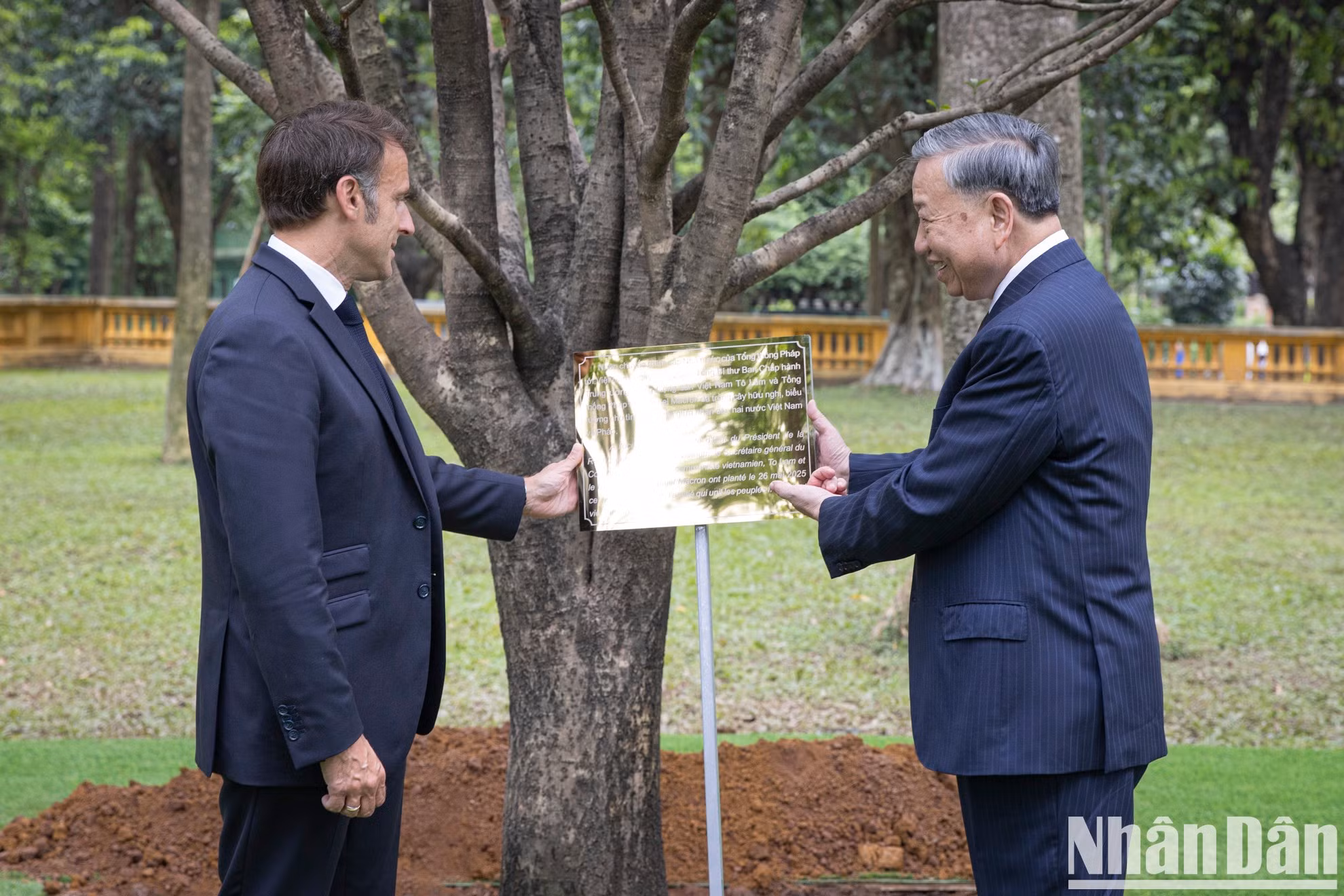 [Foto] Máximo líder partidista de Vietnam y presidente de Francia visitan Zona de Reliquias del Presidente Ho Chi Minh ảnh 1