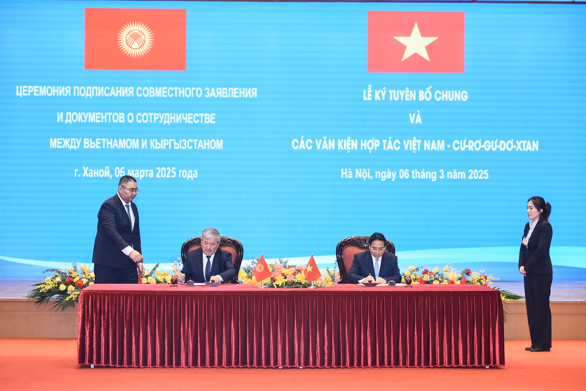 El premier Pham Minh Chinh y su similar de Kirguistán, Adylbek Kasimalyev, firman una Declaración Conjunta sobre los resultados de la visita oficial.