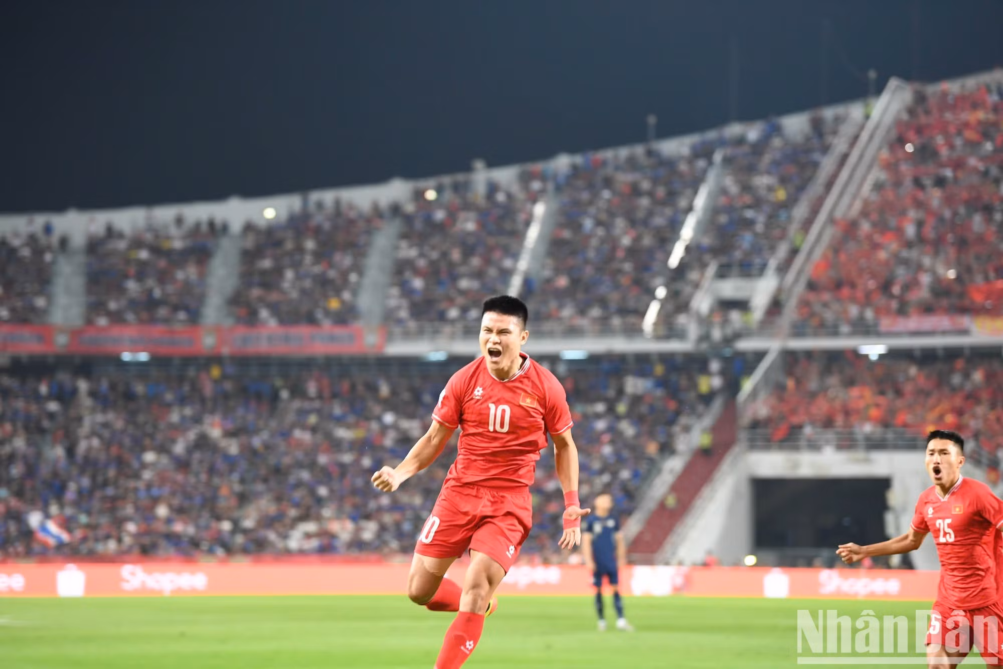 En el minuto 7, el delantero vietnamita Tuan Hai se zafa de su marcador y eleva el balón por encima de la cabeza del guardameta tailandés Khammai para anotar el primer gol de Vietnam. En el minuto 7, el delantero vietnamita Tuan Hai se zafa de su marcador y eleva el balón por encima de la cabeza del guardameta tailandés Khammai para anotar el primer gol de Vietnam.
