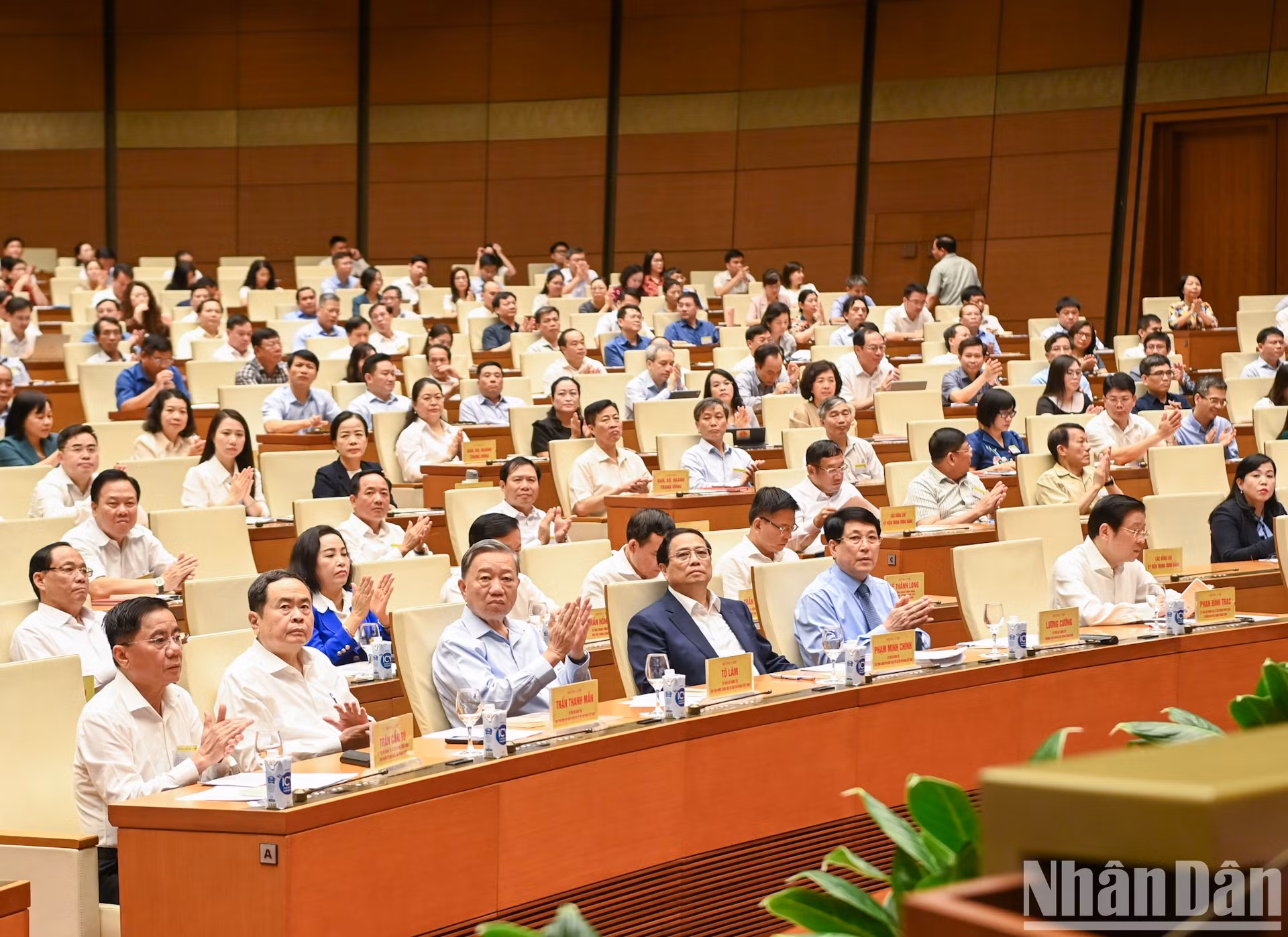 El presidente del país, To Lam; el primer ministro, Pham Minh Chinh; el titular de la Asamblea Nacional, Tran Thanh Man; el miembro del Buró Político y permanente del Secretariado del Comité Central del Partido Comunista de Vietnam, Luong Cuong, y otros delegados del Partido y del Estado asisten a la conferencia.