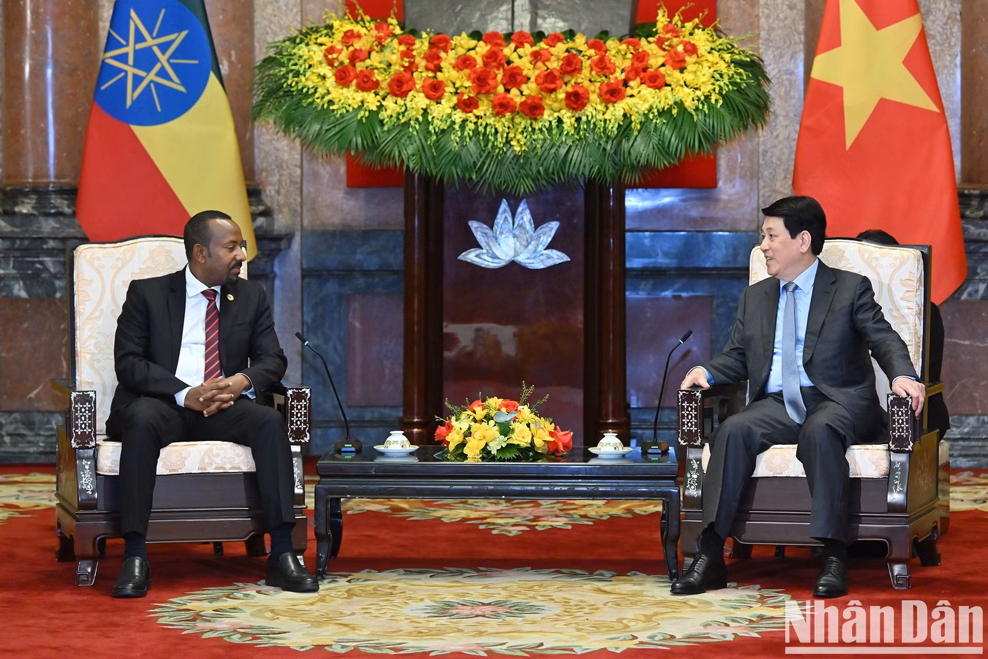 El presidente vietnamita conversa con el premier etíope.
