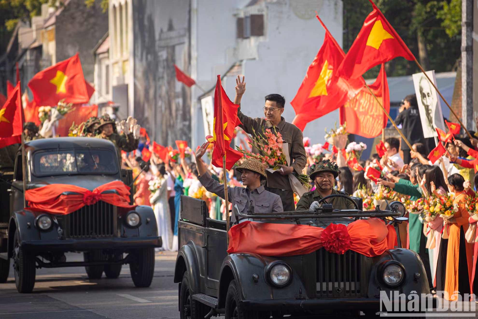 Lo más destacado del programa es la recreación vívida de la imagen del ejército marchando hacia Hanói, liderado por un automóvil que transportaba al médico Tran Duy Hung, primer presidente del Comité Administrativo de Hanói, en el histórico 10 de octubre de 1954.