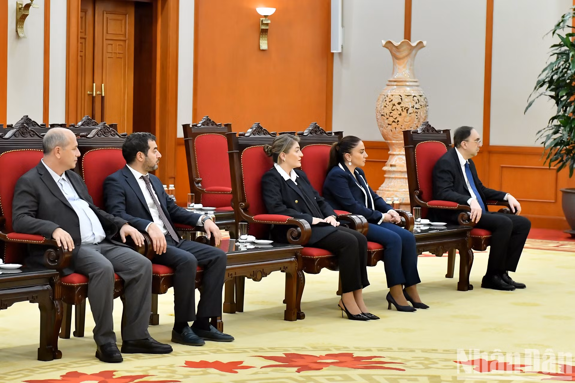 Los delegados armenios asisten a la reunión.