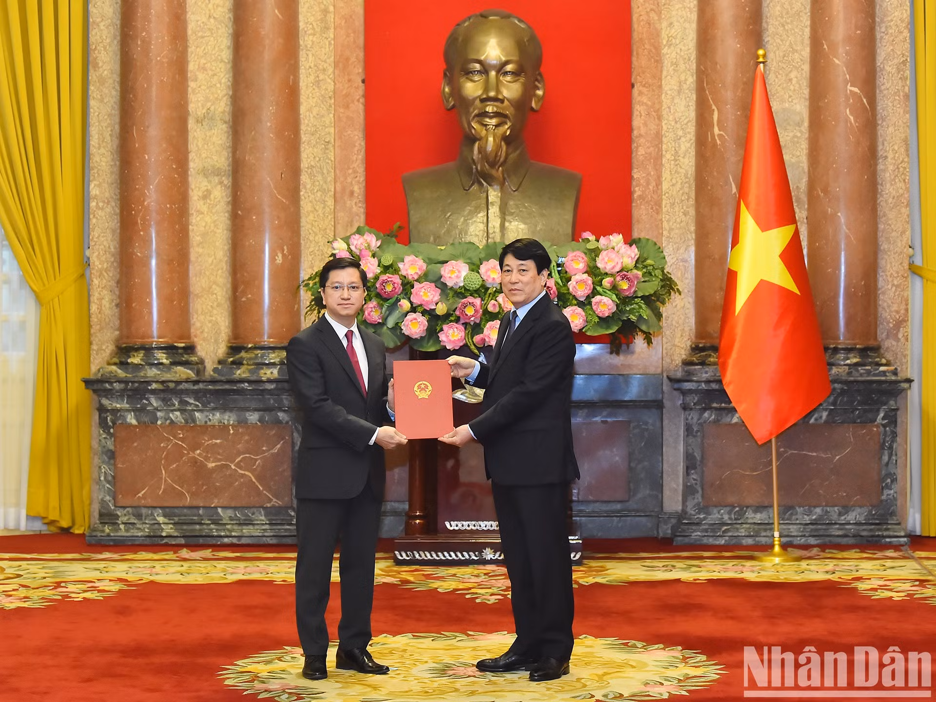 El presidente del país, Luong Cuong, entrega la decisión de nombramiento al embajador vietnamita en India, Nguyen Thanh Hai.
