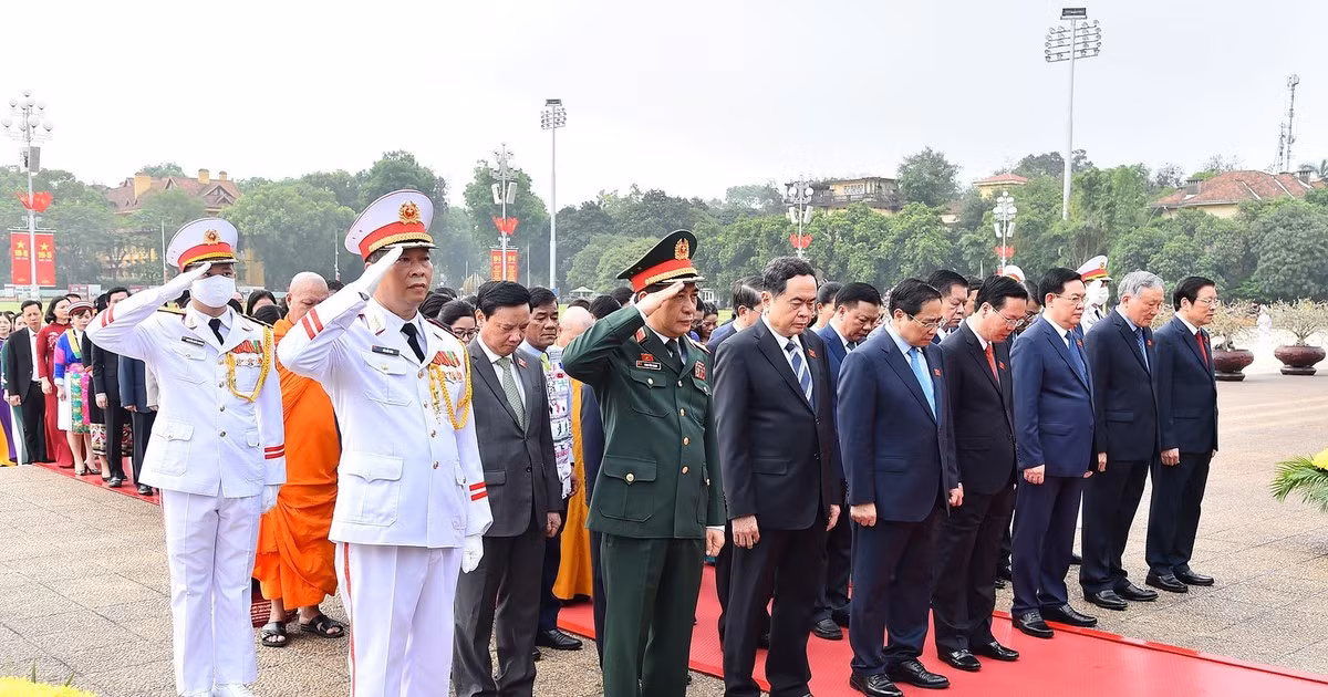 [Foto] Dirigentes del Partido y Estado rinden homenaje al Presidente Ho Chi Minh