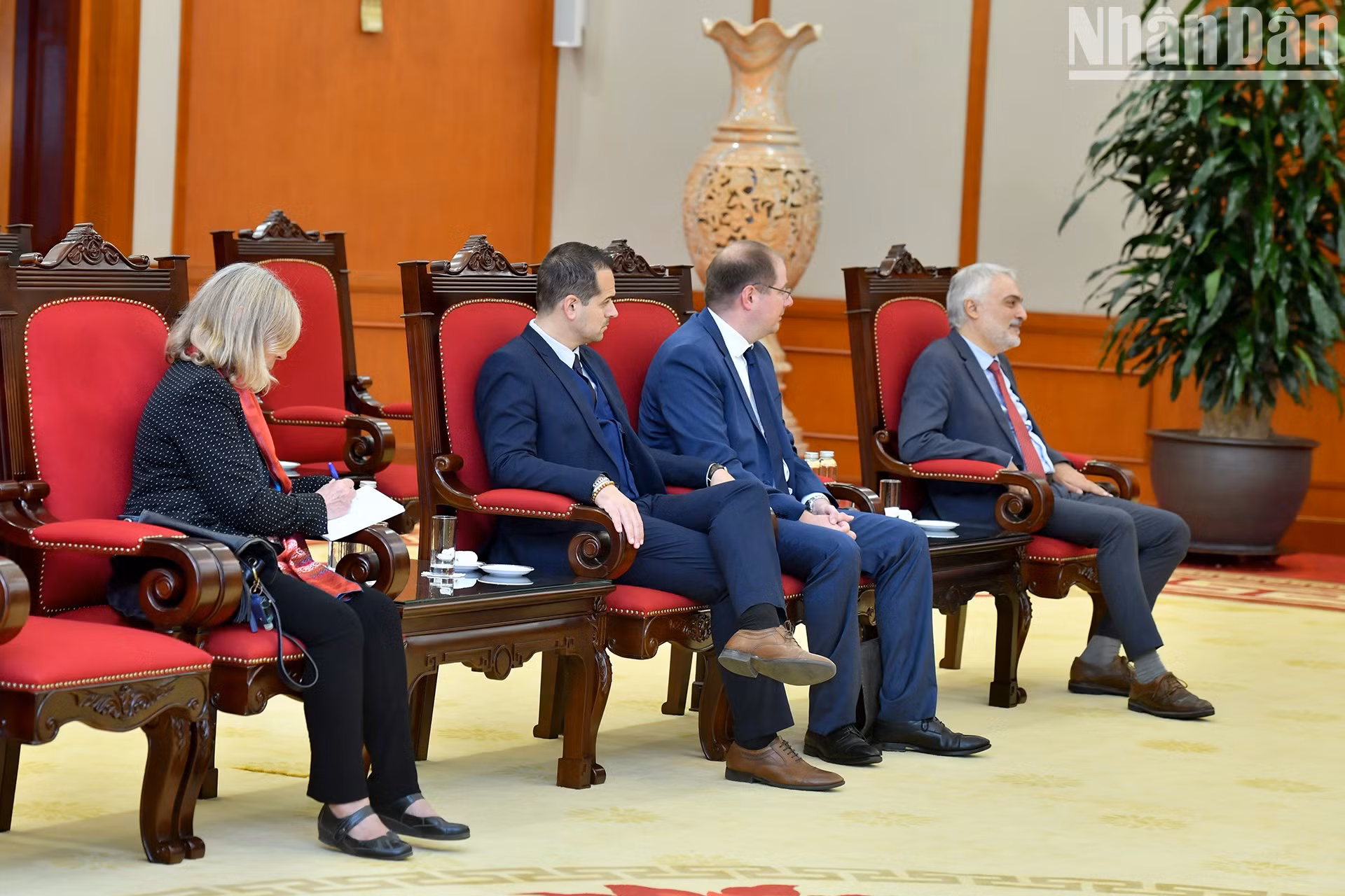 La delegación francesa acude a la reunión.