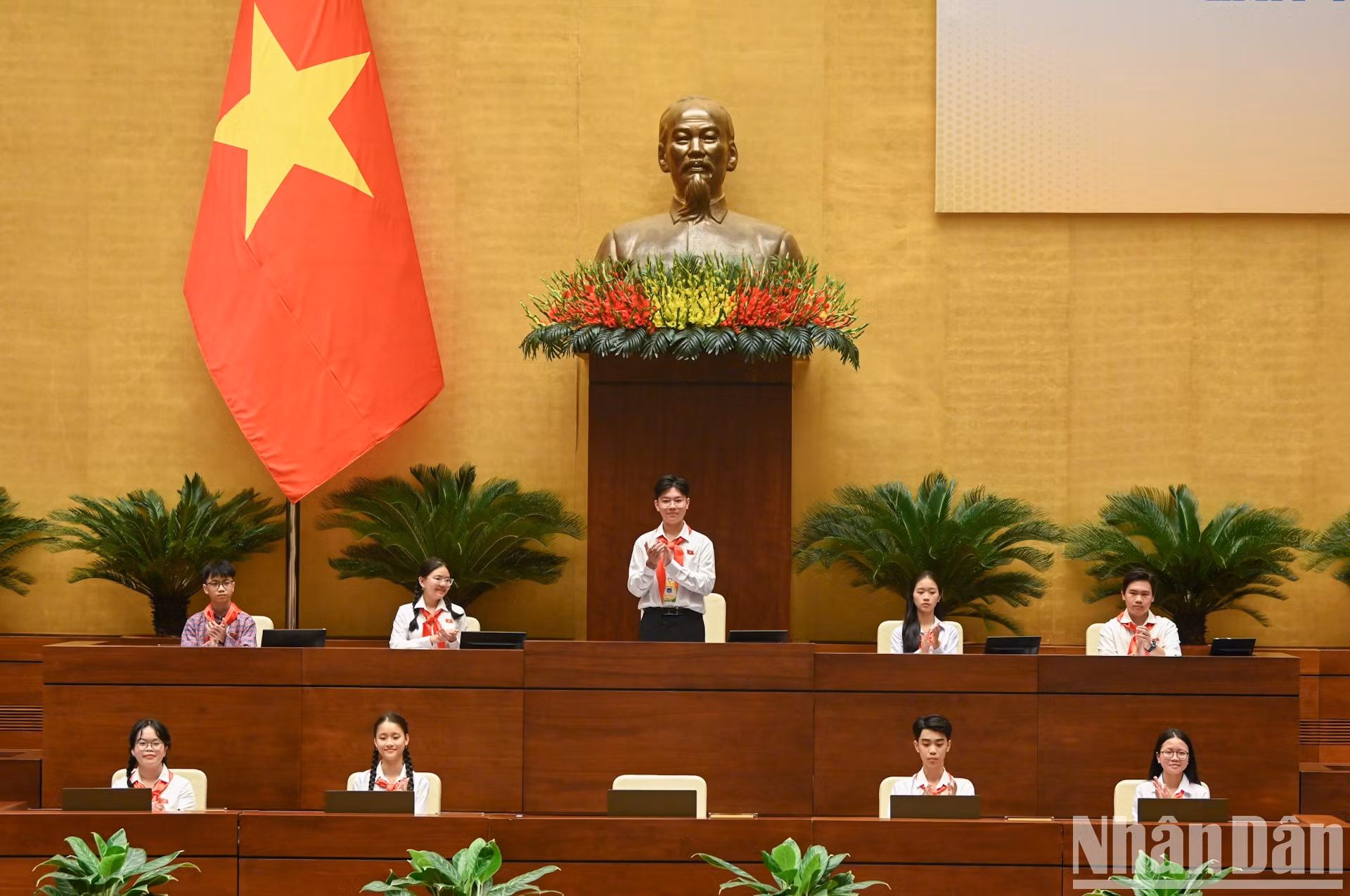 El presidente de la "Asamblea Nacional de los Niños", Le Gia Vinh, los subtitulares Le Hoang Long, Nguyen Quang Anh y Ha Phan Bach Hop, y los miembros del Comité Permantente del Parlamento Infantil en la sesión de interpelación. El presidente de la "Asamblea Nacional de los Niños", Le Gia Vinh, los subtitulares Le Hoang Long, Nguyen Quang Anh y Ha Phan Bach Hop, y los miembros del Comité Permantente del Parlamento Infantil en la sesión de interpelación.